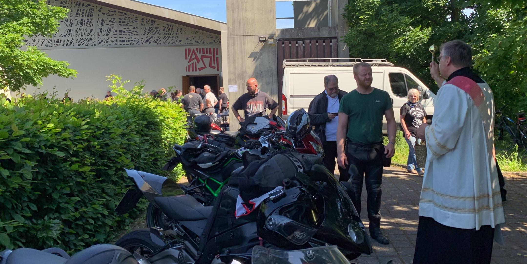 Diakon Gerd Fehrenbach segnete die Bikerinnen und Biker auf Wunsch persönlich. Foto: Ute Kirch