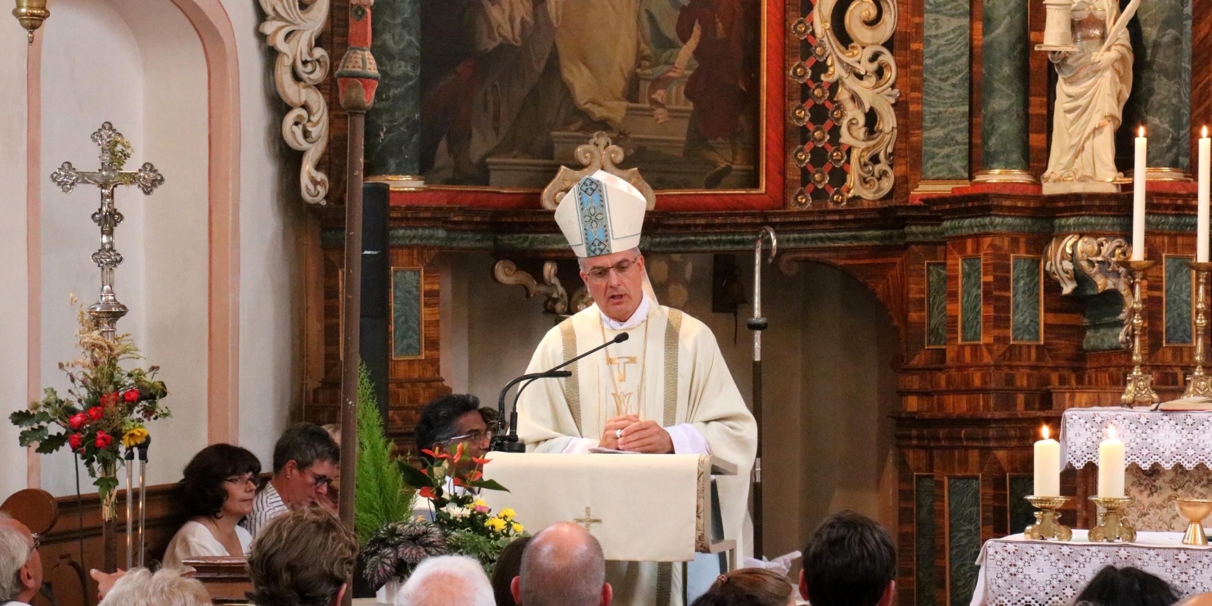 Weihbischof Peters predigt in Mörz. Foto: Nikolay