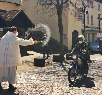 Pater Albert Seul bei der Segnung.