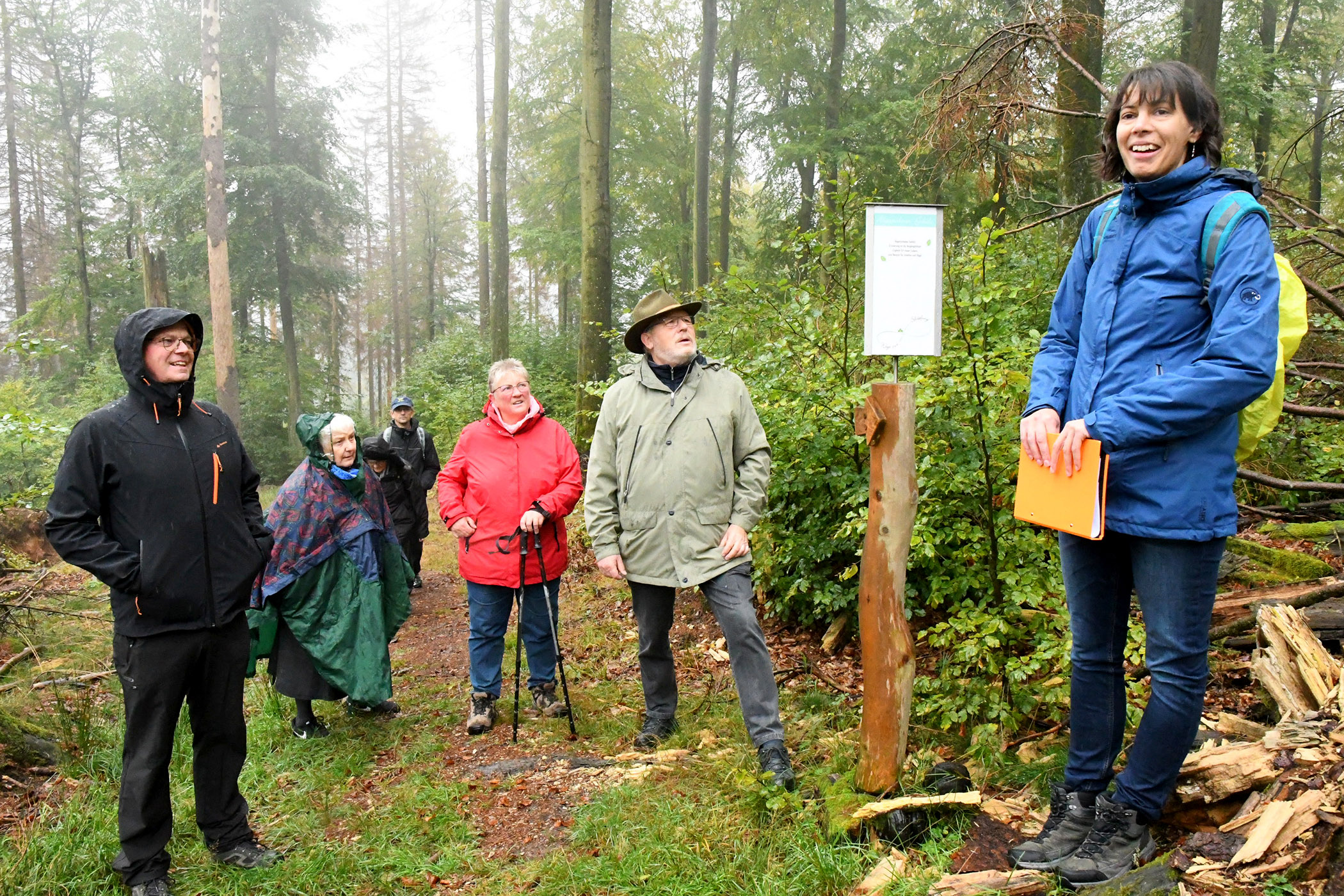 Pastoralreferentin Angela Schmidt (r.), Dekanat Hermeskeil-Waldrach, an einer der zehn Stationen des Schöpfungsweges der Nationalparkkirche in Muhl. Links im Bild Generalvikar Dr. Ulrich Graf von Plettenberg. Foto von: Ursula Schmieder