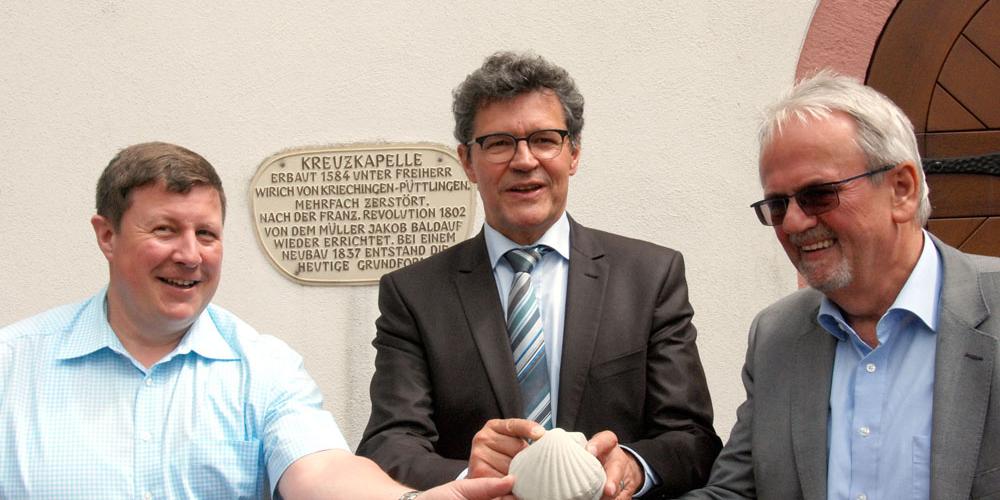 (vlnr.) Pastoralreferent Holger Sturm, Regionalverbandsdirektor Peter Gillo und Bürgermeister Martin Speicher