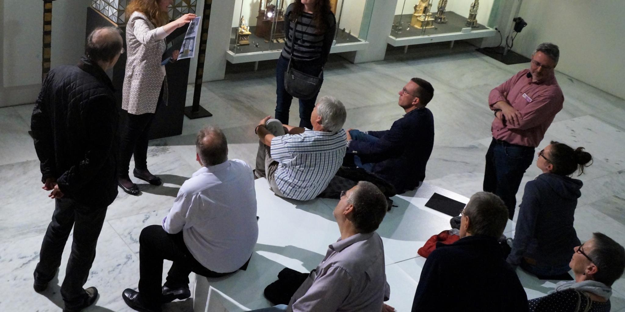 Aufmerksam folgen Museumsnacht-Besucher den Erläuterungen von Anette Köhler über die Arbeiten von Goldschmied Fritz Schwerdt. In den Vitrinen rechts sind die Spielzeugaltäre zu sehen.