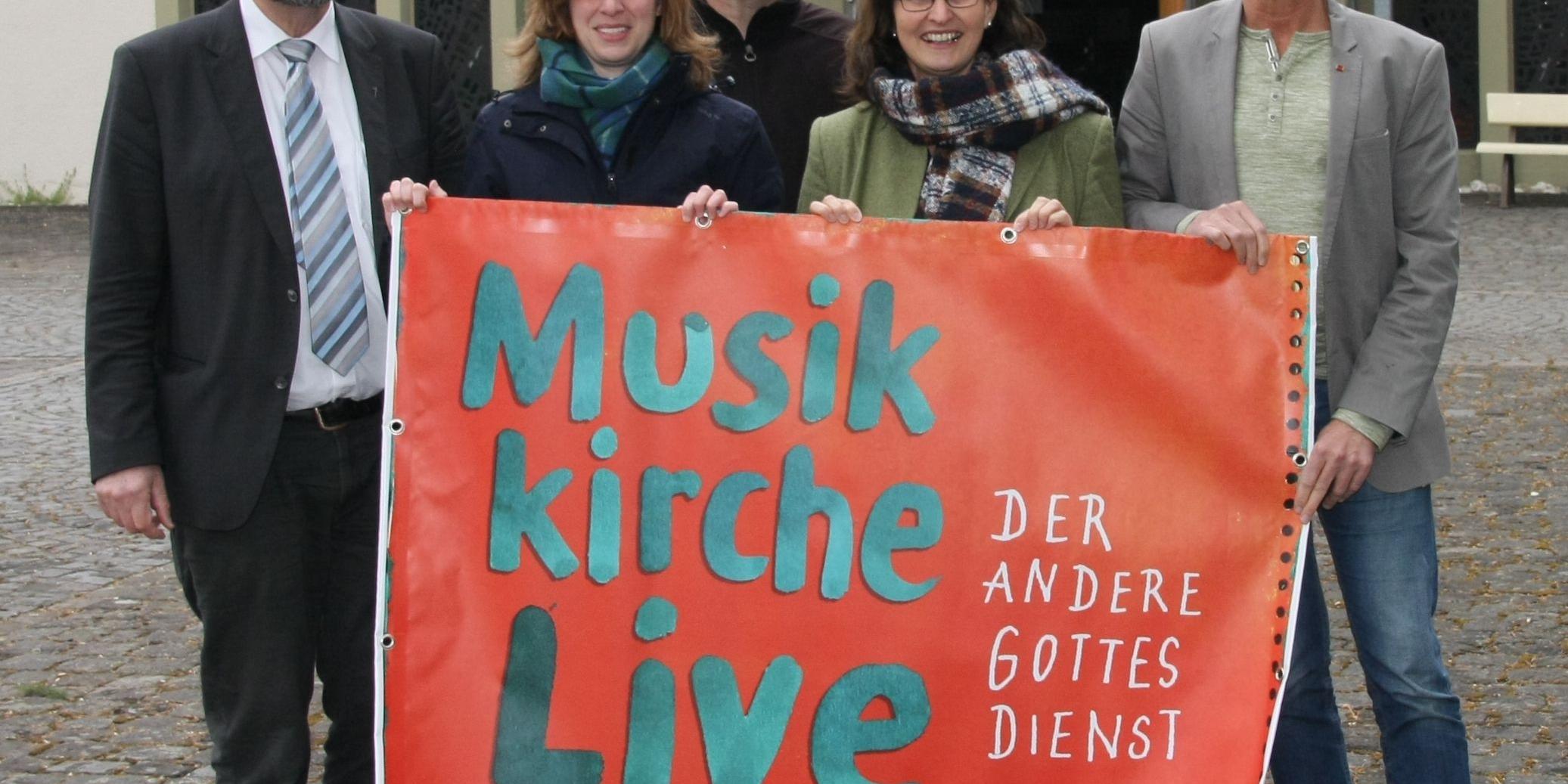 Die Initiatoren der Musikkirche Pastor Heinz Christ (links), Pastoralreferent Volker Collinet (Mitte) und Dekanatsreferentin Margit Ebbecke (Zweite v. rechts) freuen sich auf den 7. Mai. Die Gestaltung des Plakats übernahmen Helena Schwan (Zweite v. links) und Stephan Glöckner (rechts).