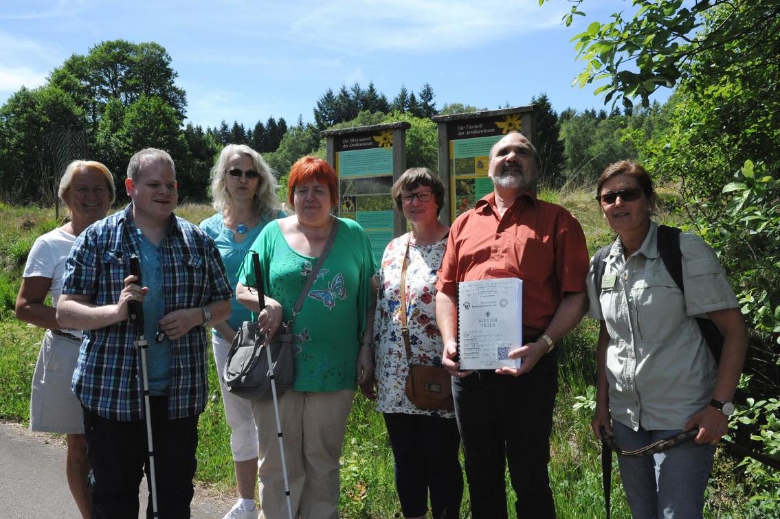 Wanderer mit und ohne Sehbeeinträchtigung erkunden die barrierefreie Inseltour bei Thranenweier, darunter Martin Ludwig (2.v.r.), Anne Speicher (rechts), Christa Maria Rupp (4.v.l.) und Thomas Jäger (2.v.l.).