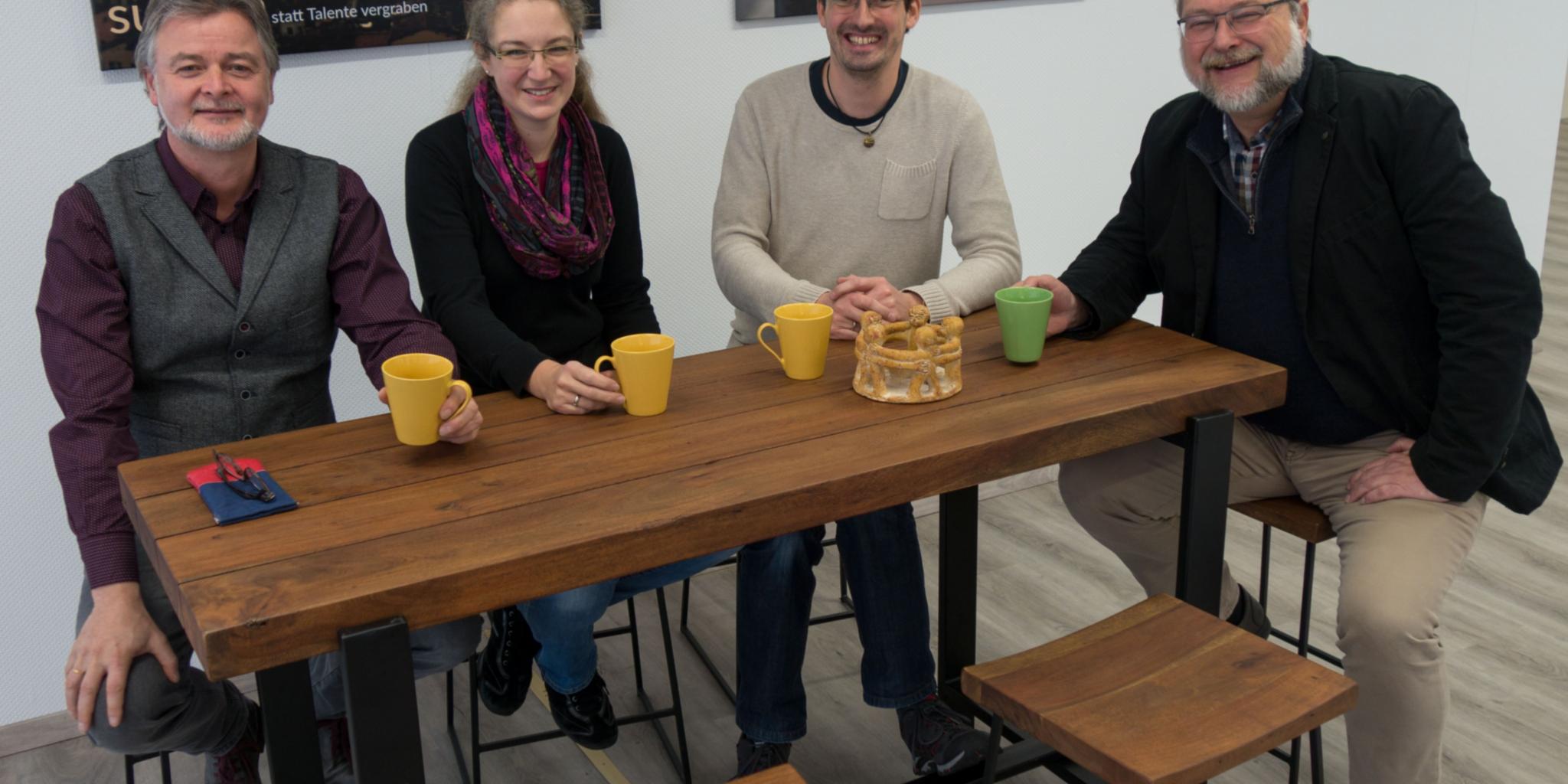 Caritasdirektor Eberhard Köhler, Ulrike und Christian Ferdinand (beide Dekanat) sowie Georg Krämer (Lebensberatung) stellen „nah dran“ vor. Es fehlt krankheitsbedingt Joanna Geiling, Leiterin der Lebensberatung.