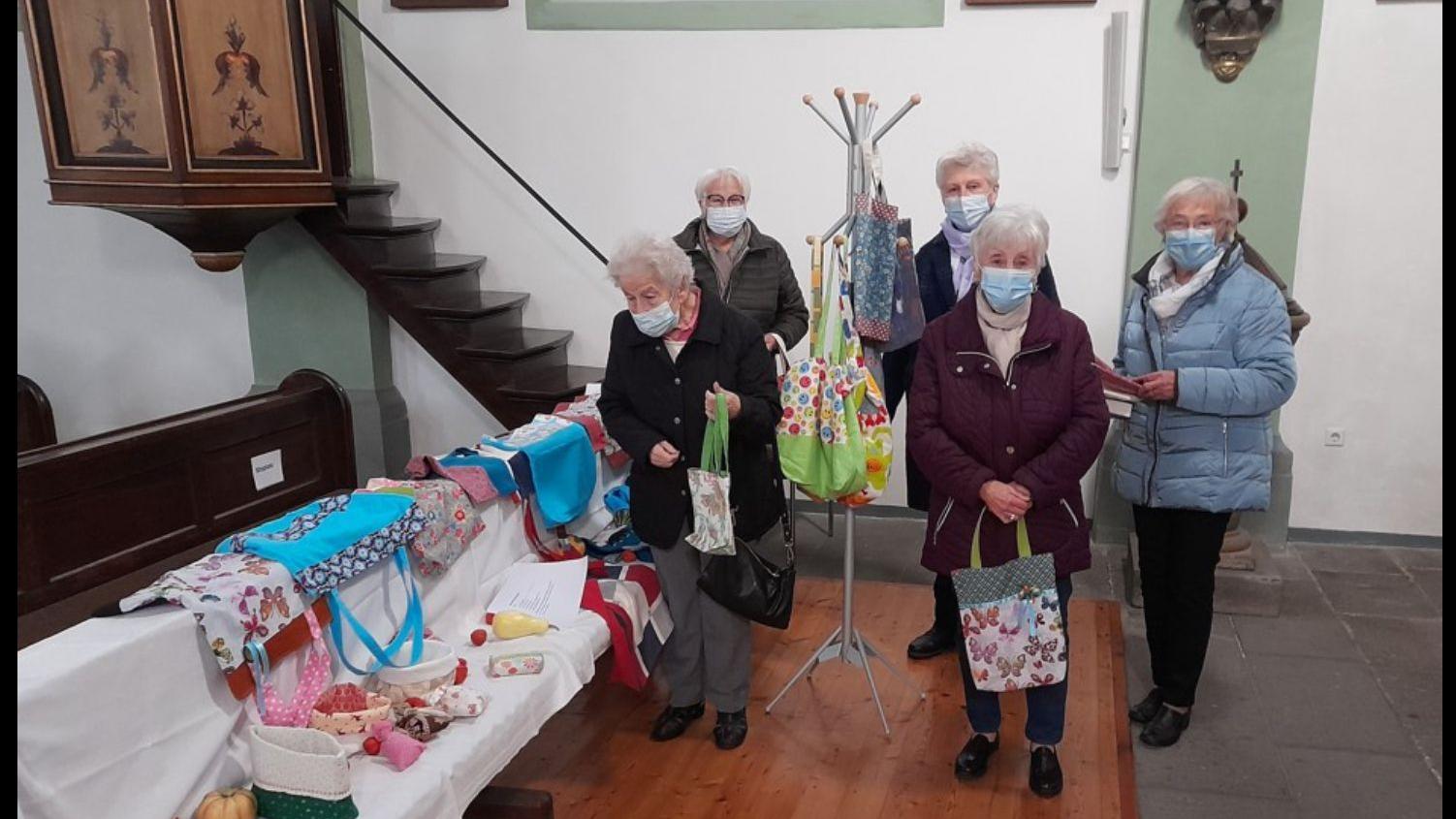 Die individuellen Taschen kamen bei den Gottesdienstbesucherinnen gut an. Fotos: privat