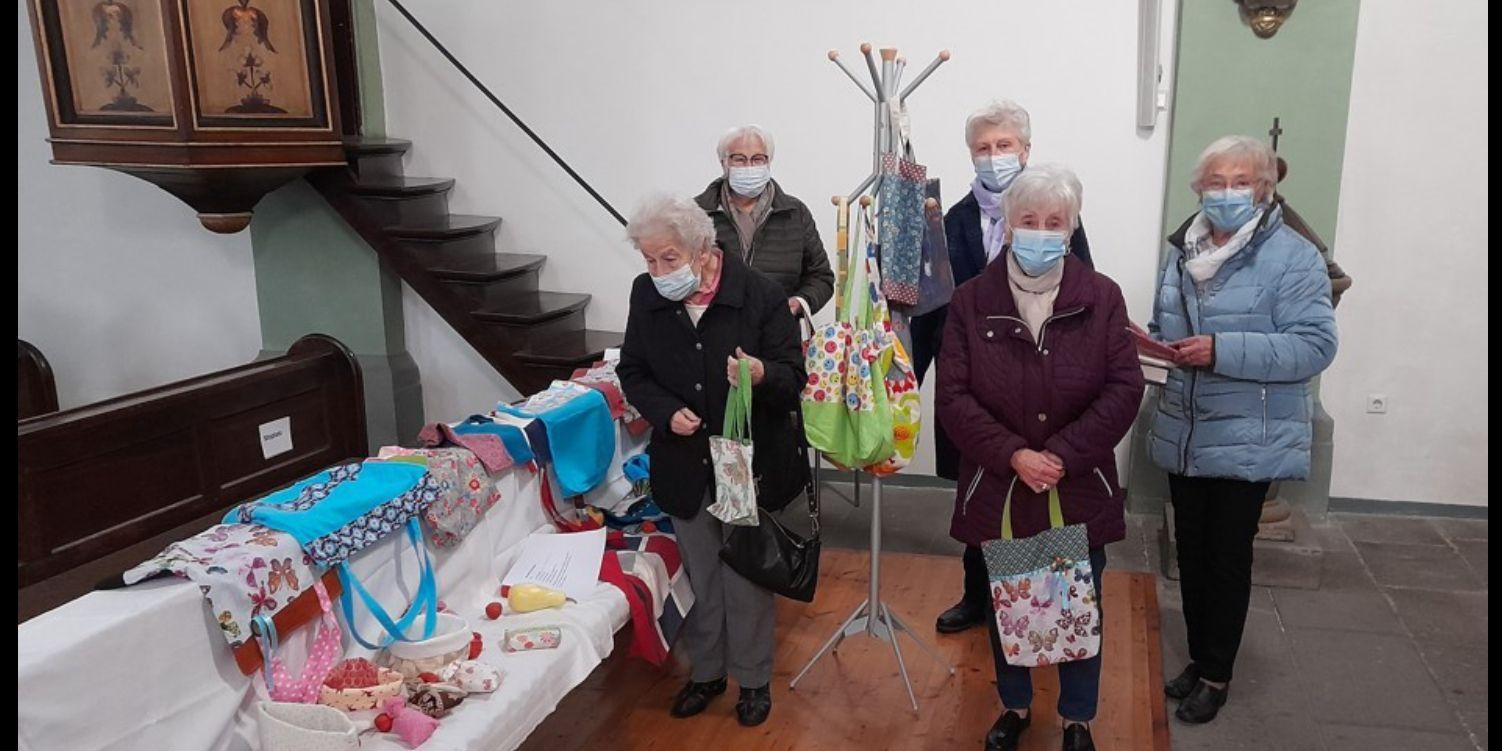 Die individuellen Taschen kamen bei den Gottesdienstbesucherinnen gut an. Fotos: privat