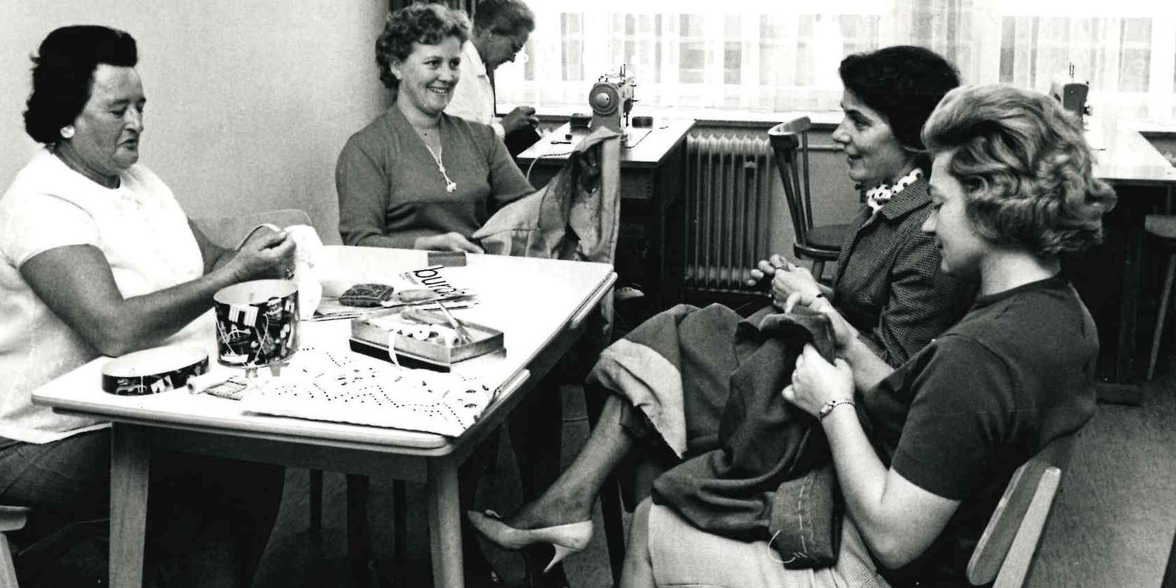 Nähkurse waren in der Katholischen Mütterschule in den 60er-Jahren beliebt - und sind es heute noch. Foto: FBS Saarbrücken