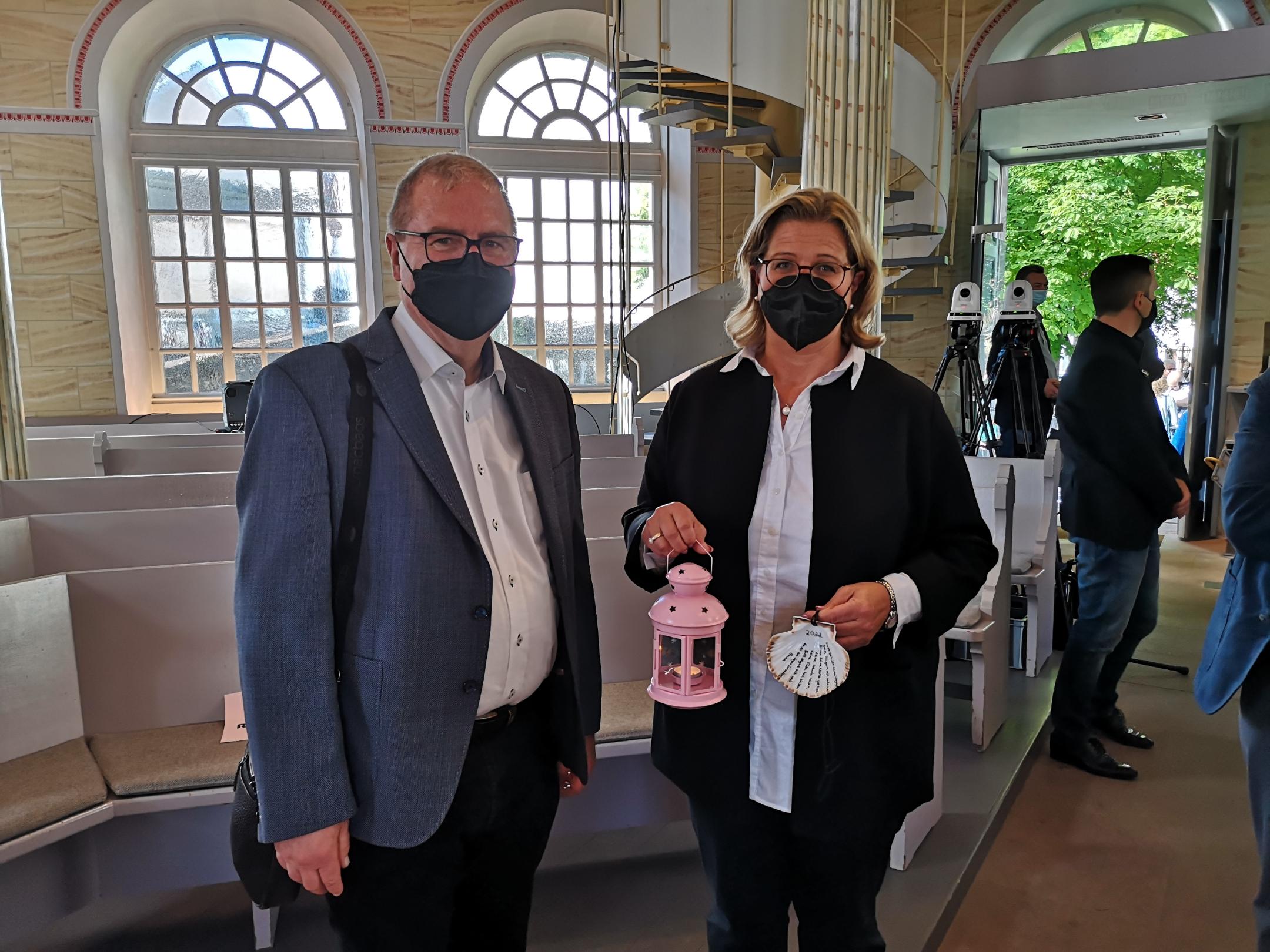 Schirmherrin Anke Rehlinger und Superintendent Christian Weyer mit der Laterne mit dem Pfingstfeuer Foto: evks/Eulenstein