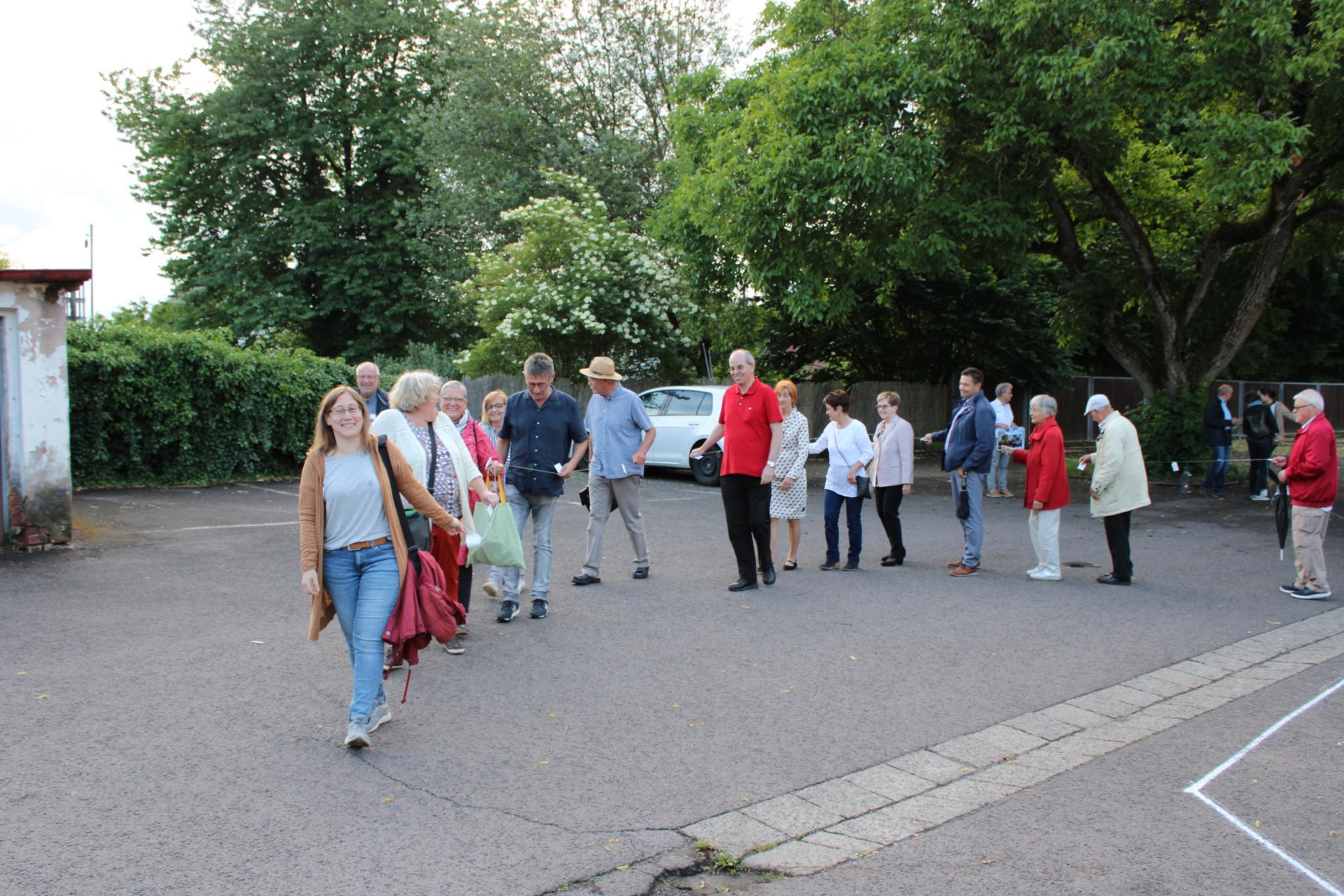 Mit einem Band mit aneinander geknoteten Wunschkarten wechselten die Teilnehmenden in Bexbach die Kirche. Foto: evks/Eulenstein