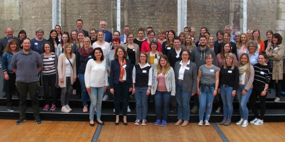 Neue Mitarbeitende der katholischen KiTa gGmbHs mit der Aufsichtratsvorsitzenden Mechthild Schabo (vorne Mitte)