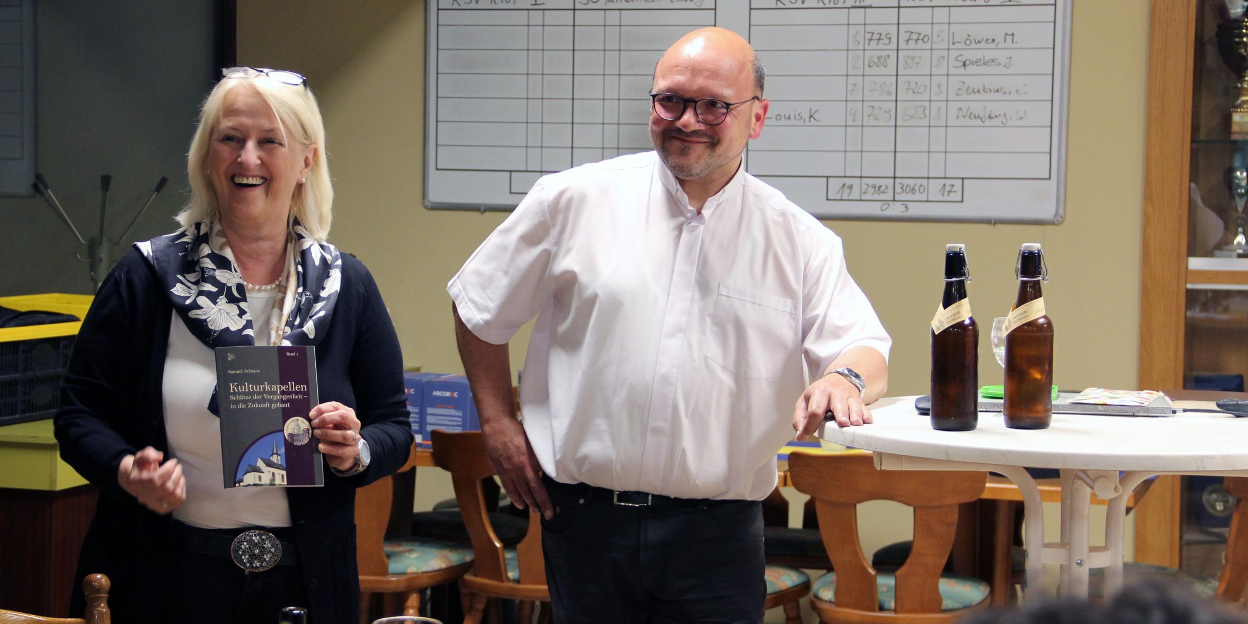 Katharina Zey-Wortmann, Mitorganisatorin der Veranstaltungsreihe und Hobby-Brauer Pfarrer Dr. Markus Nicolay. (Foto: Simone Bastreri/Bistum Trier)