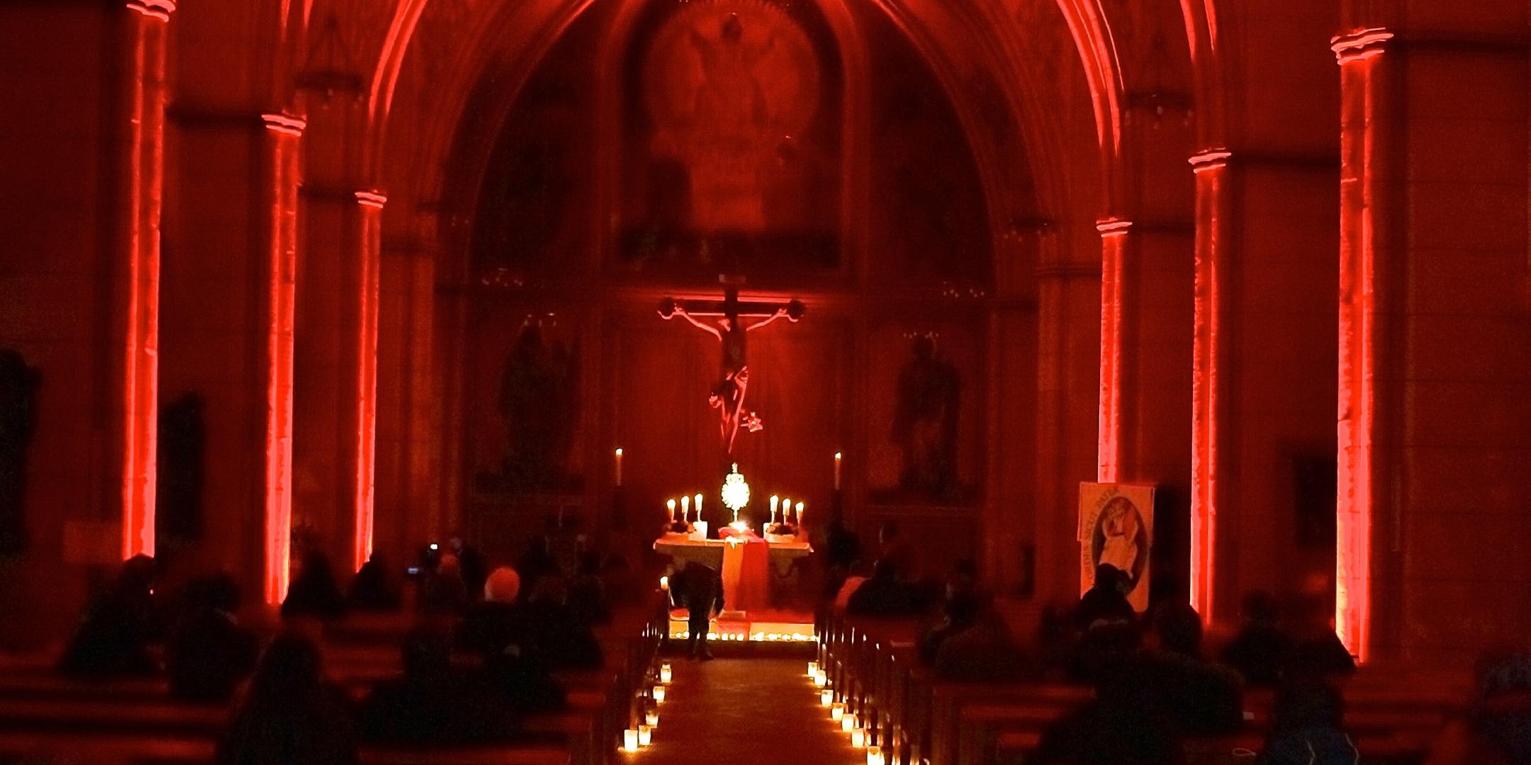 Glutrotes Licht erleuchtet die Kirche.