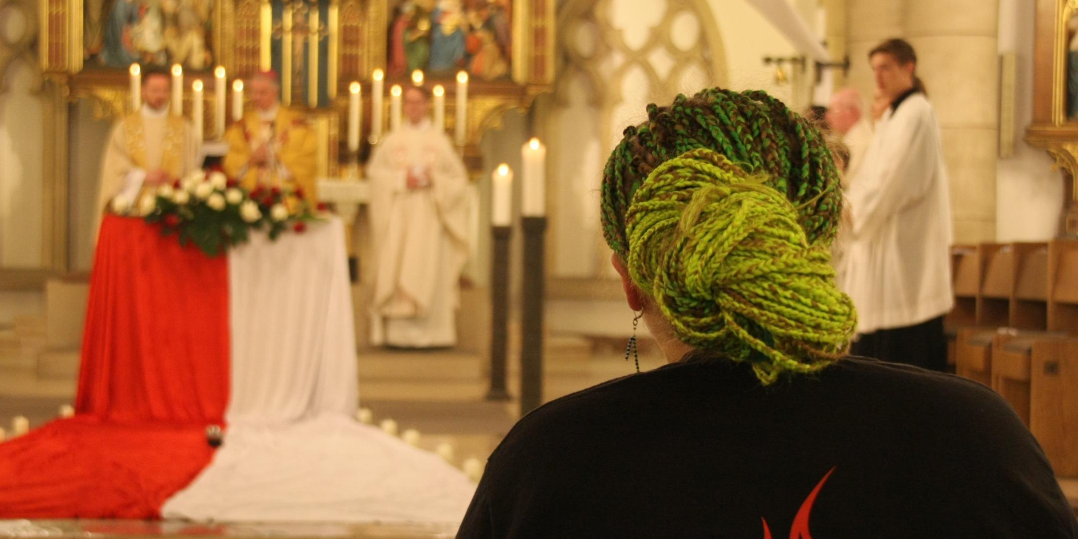 'Nightfever' mit Weihbischof Peters (Hintergrund) und Marie Schuhmann (vorne rechts).