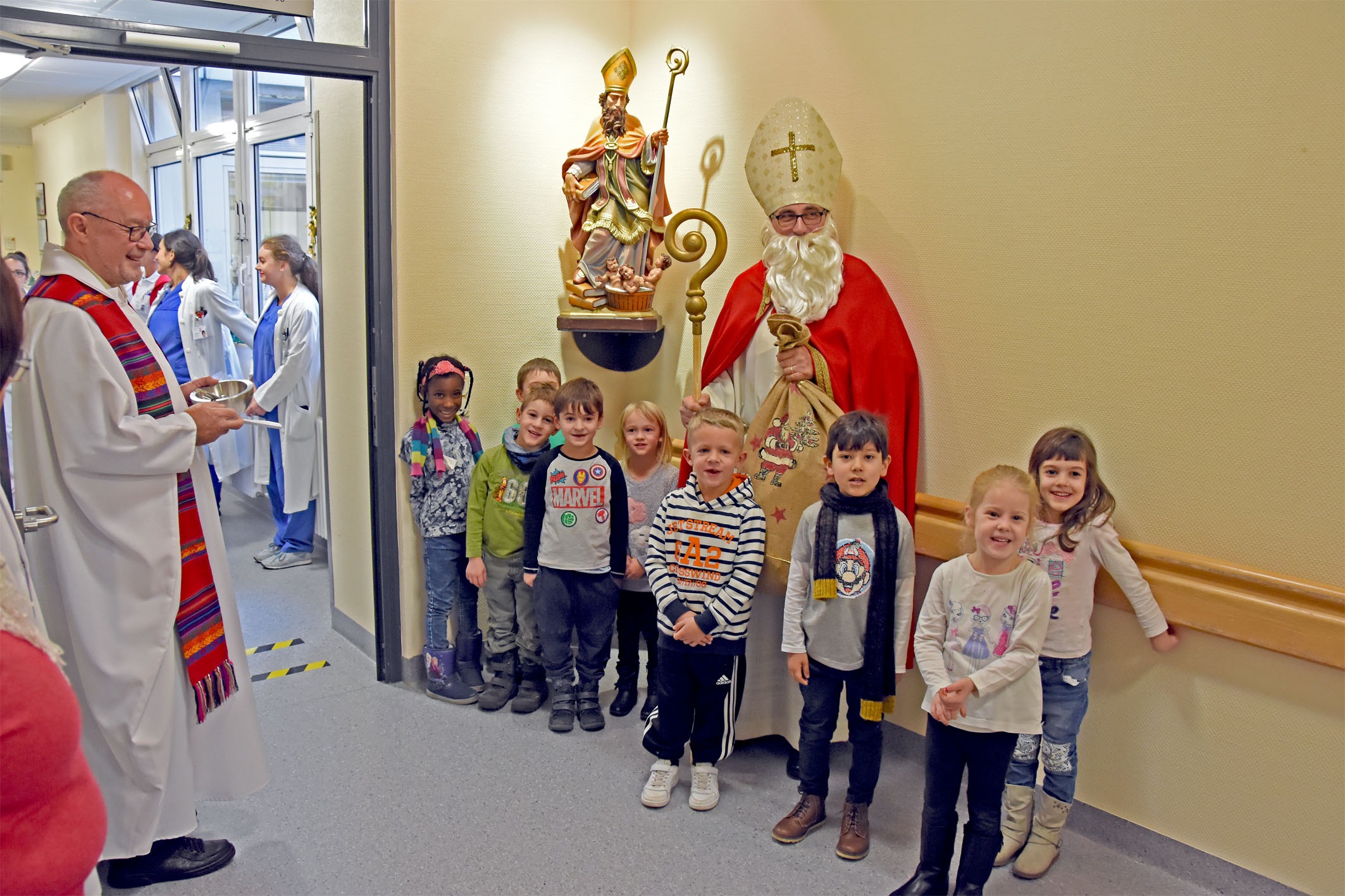 Der Nikolaus im Flur neben Kindern