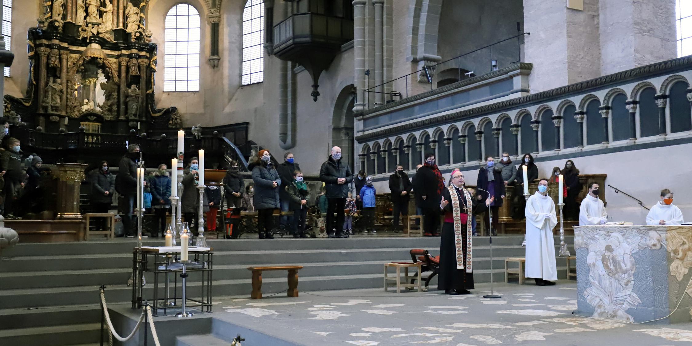 Zahlreiche Familien feierten mit Bischof Ackermann einen Gottesdienst am Nikolaustag (Fotos: Simone Bastreri/Bistum Trier)
