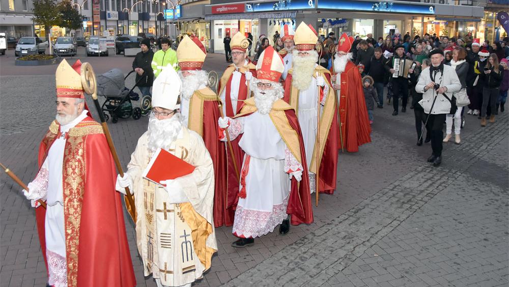 Die Heiligen Männer führen den ersten Nikolauszug in Neunkirchen an