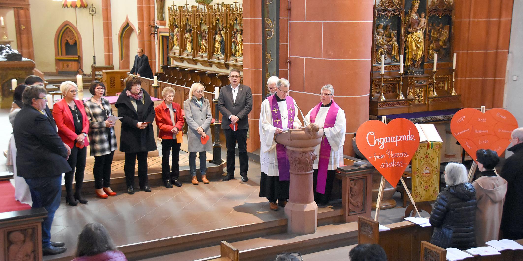 Ökumenischer Gottesdienst zur Einweihung der 5. „Oase des geschenkten Lebens“ am 06. April in St. Wendel mit Generalvikar Dr. Ulrich Graf von Plettenberg (am Ambo), daneben Pfarrer Klaus Leist, hinter Plettenberg Pfarrer i. R. Gerhard Diercks.