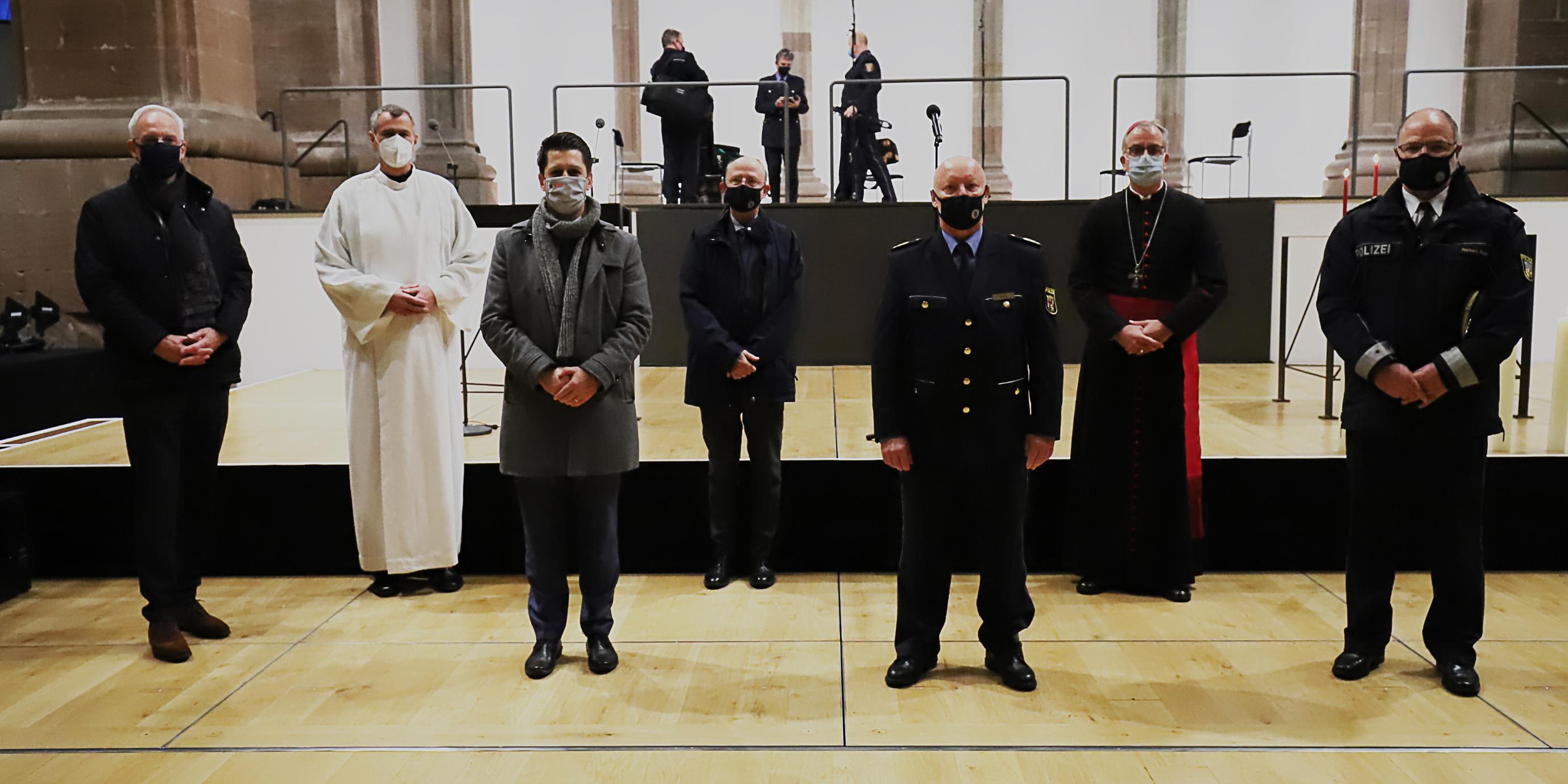 Zeigten ihre Wertschätzung für die Arbeit der Polizeibeamten: Oberbürgermeister Wolfram Leibe, Polizeiseelsorger Hubertus Kesselheim vom Bistum Trier, Matthias Berntsen (Stadt Trier), Reinhard Behnke (Landespfarrer für Polizeiseelsorge; evangelische Kirche im Rheinland), der Trierer Polizeipräsident Rudolf Berg, Weihbischof Jörg Michael Peters, sowie der Landespolizeipräsident des Saarlandes, Norbert Rupp.