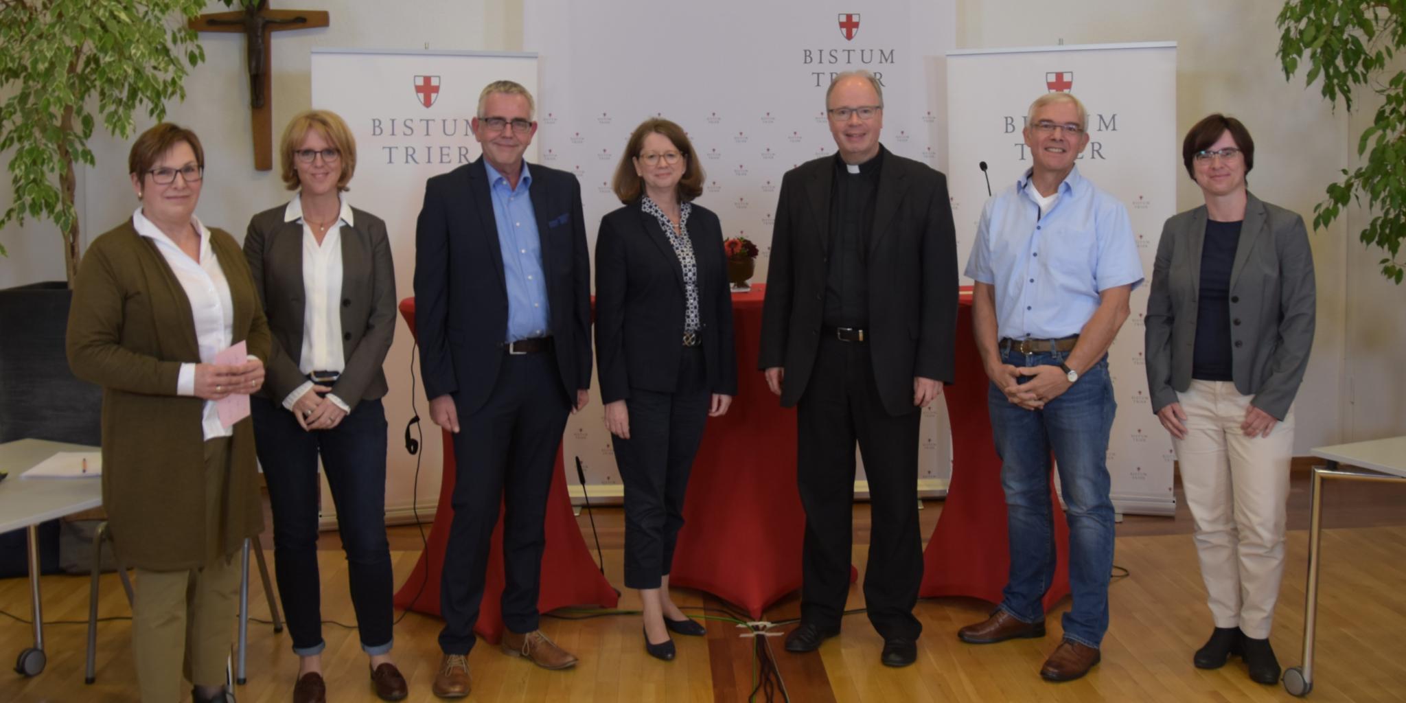 Michaela Tholl, Edith Ries, Thomas Fößel, Mechthild Schabo, Bischof Stephan Ackermann, Winfried Benda und Gabriele Pauly diskutierten beim Online-Räteforum. Foto: Ute Kirch