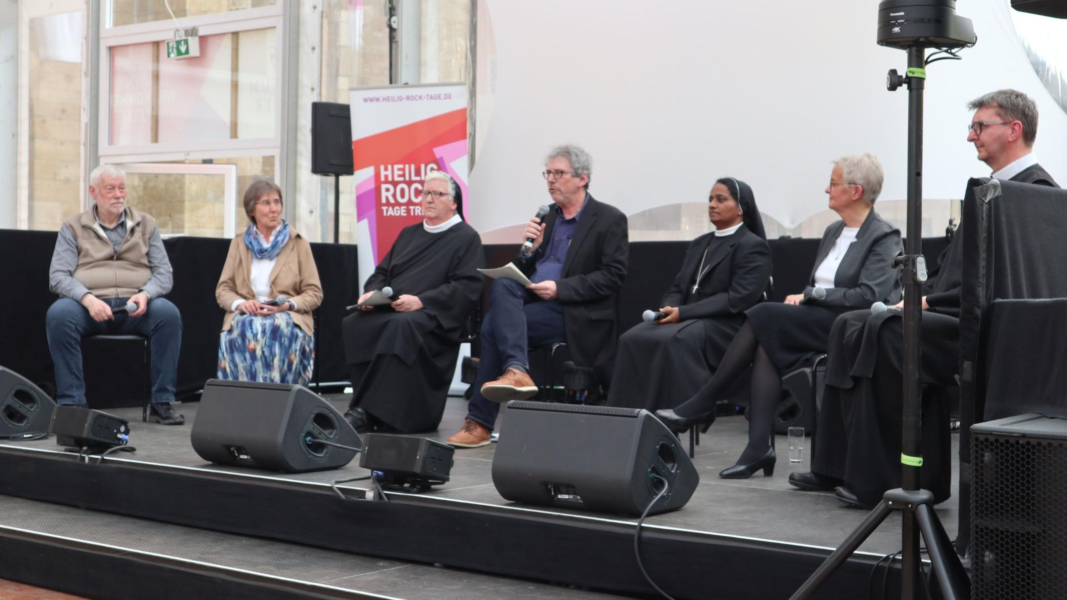vlnr. Pater Martin Königstein von den Arnsteiner Patres, Schwester Hildegard Hoiß von den Schwestern vom gemeinsamen Leben in Spabrücken, Schwester Philippa Rath von der Benediktinerinnenabtei St. Hildegard in Eibingen Stefan Weinert von der Privaten Rundfunkarbeit im Bischöflichen Generalvikariat, Schwester Manisha Cheruparambil von den Johannesschwestern in Leutesdorf und zugleich Referentin des Bischofsvikars für die Orden, Schwester Edith-Maria Magar von den Waldbreitbacher Franziskanerinnen und Bruder Peter Berg von den Barmherzigen Brüdern von Maria Hilf (Foto: Julia Fröder/Bistum Trier)