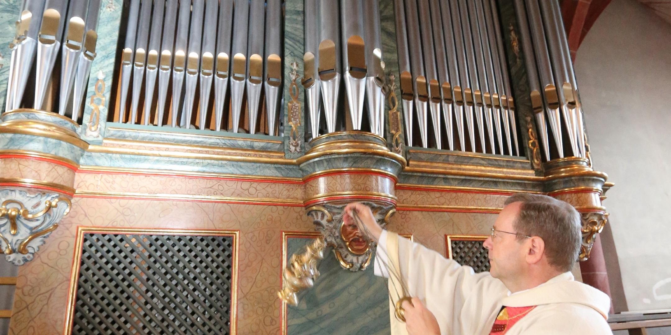 Dr. Georg Bätzing segnet die renovierte Orgel in St. Michael