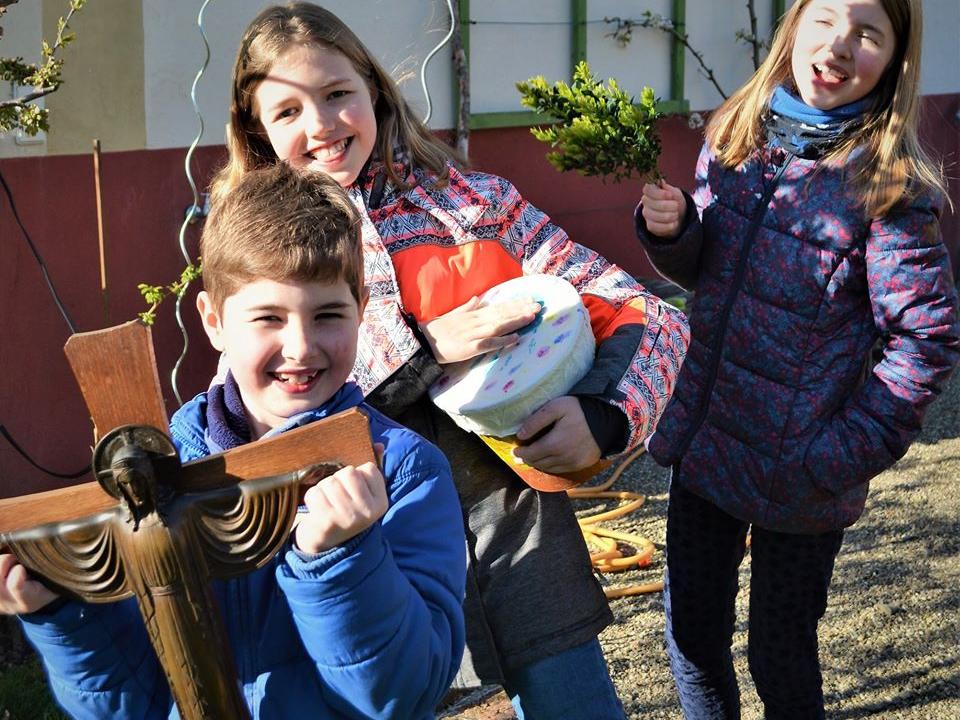 Theresia, Philippa und Samuel proben ihre Palmprozession. Foto: Markus Hartmann