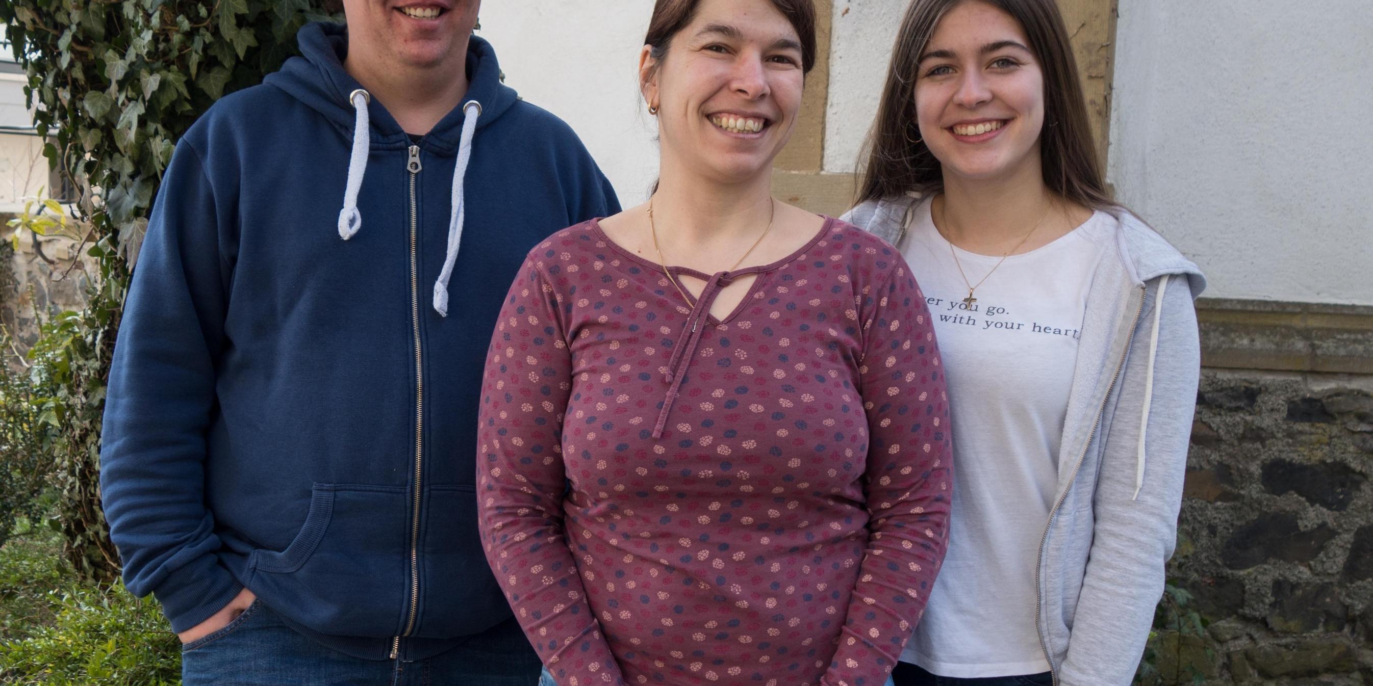 Michael Michels, Juana (Mitte) und Justine Saam sind Teil des Organisationsteams.