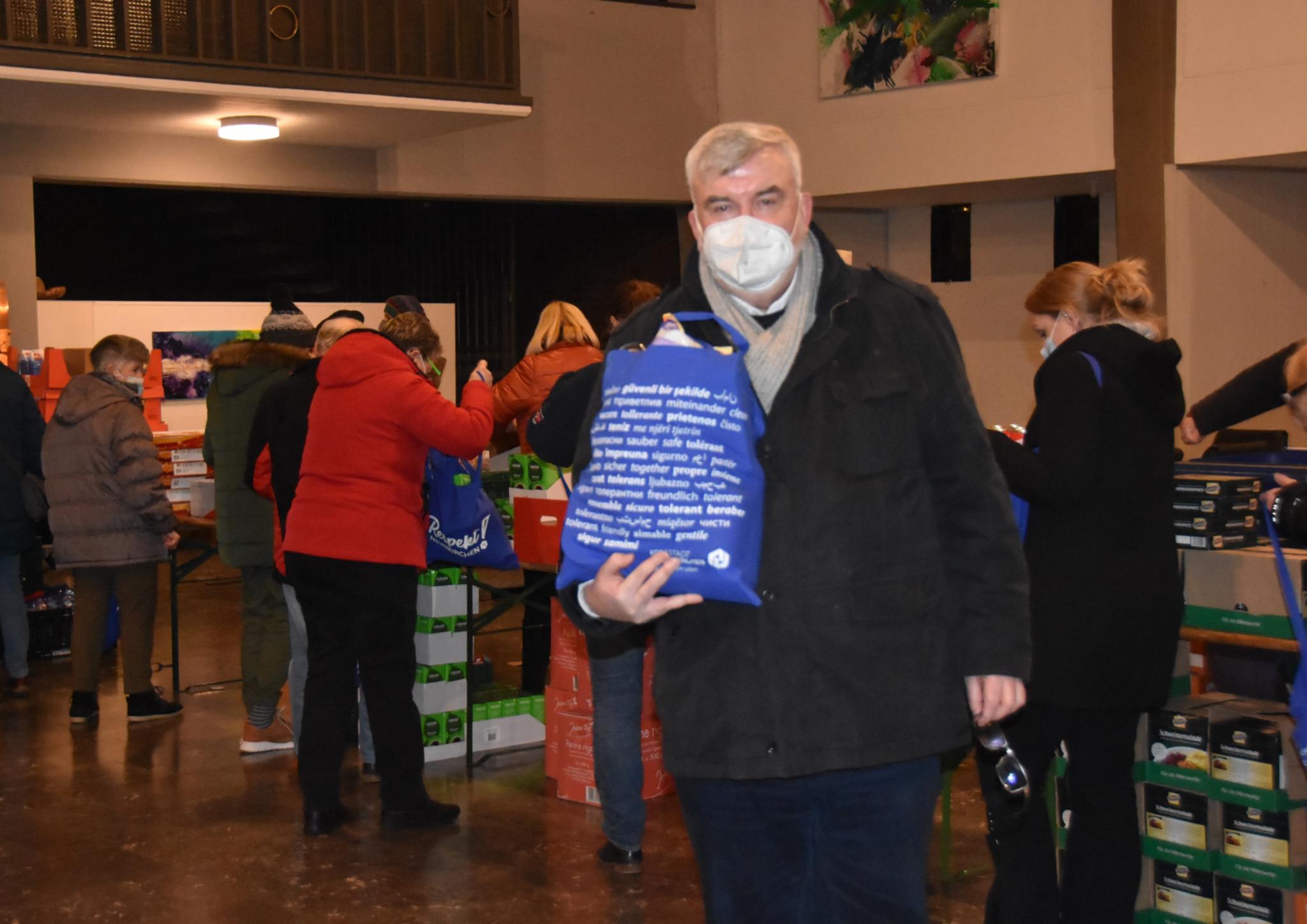 Diakon Oswald Jenni bei der Vorbereitung der Heiligabend-Aktion in Neunkirchen 2021. Foto: Ute Kirch
