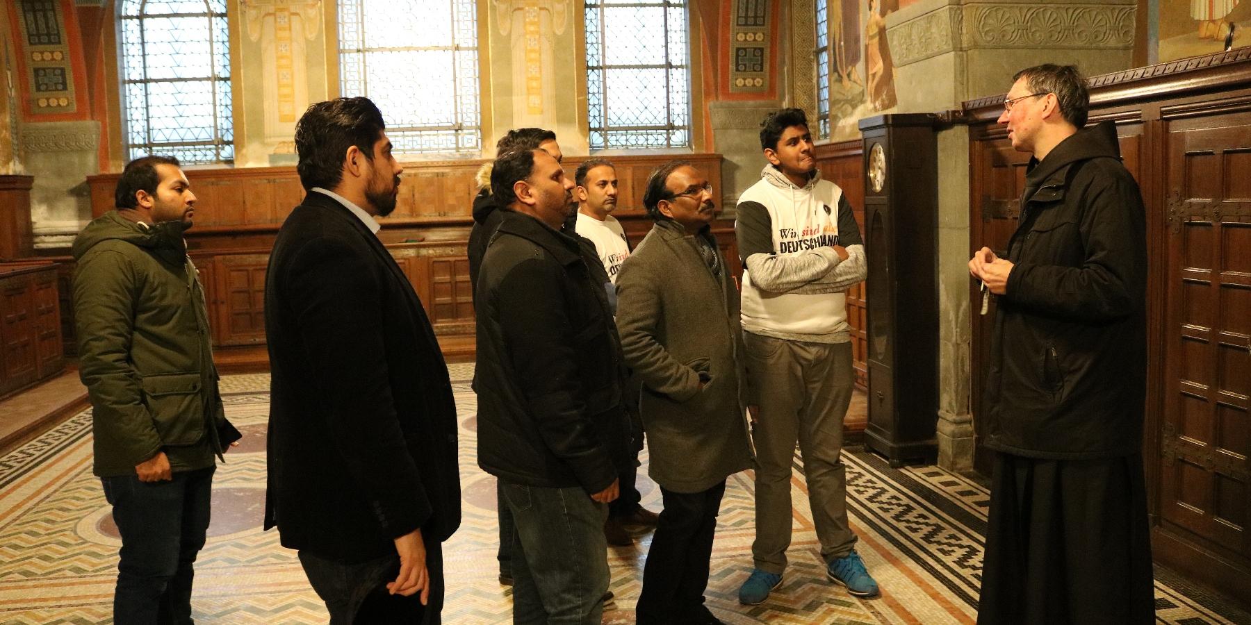 P. Petrus Nowack OSB zeigt den Muslimen die Sakristei.