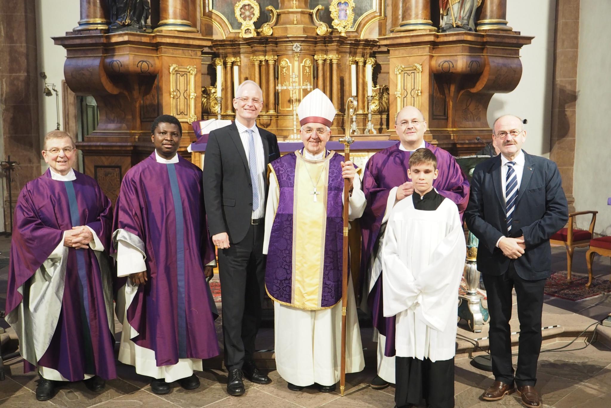 Nach dem Gottesdienst: Weihbischof Franz Josef Gebert (Mitte) mit Pater Peter Linster, Father Anthony Antwi-Boasiakó, Oberbürgermeister Wolfram Leibe, Präses Ulrich Laux (verdeckt) und Präfekt Anton Viktor Wyrobisch (von links).