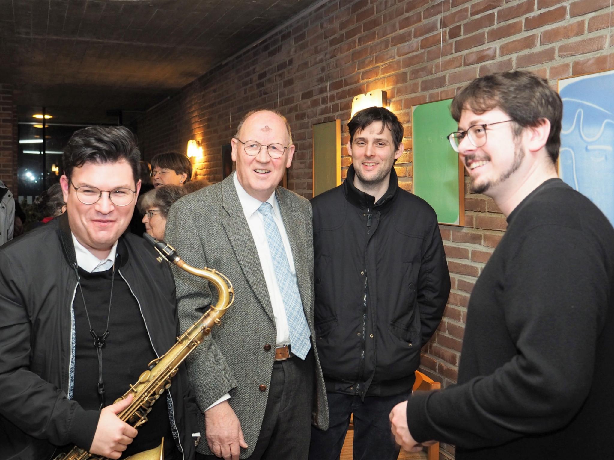 Die Musiker Carlos Wagner (links) und Johannes Still (rechts) mit dem bildenden Künstler Peter Böhnisch (zweiter von rechts) und dem Vorsitzenden vom gastgebenden Förderverein, Wolfram Viertelhaus.