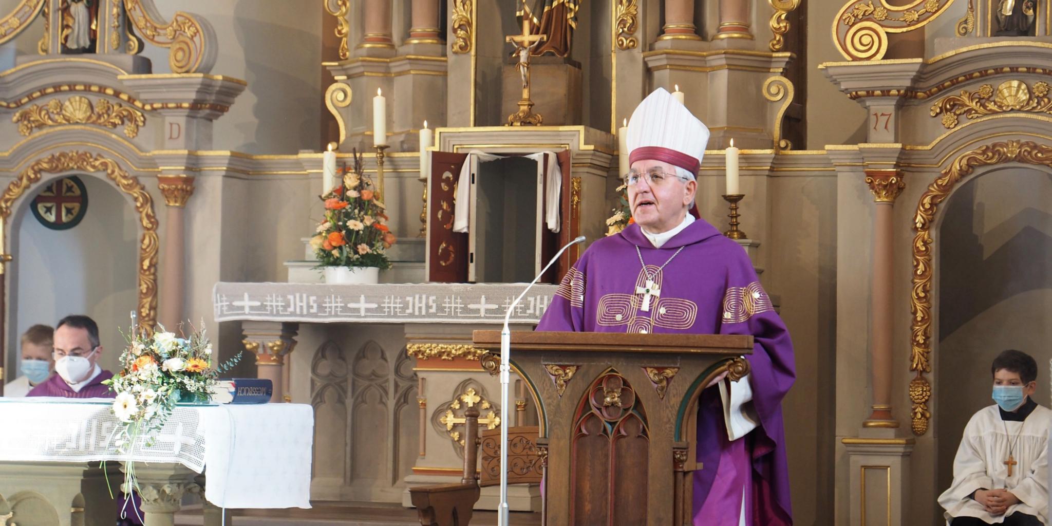 Weihbischof Franz Josef Gebert beim Gottesdienst zur Wiedereröffnung der Pfarrkirche St. Martin in Bickendorf. (Fotos: Stefan Endres)