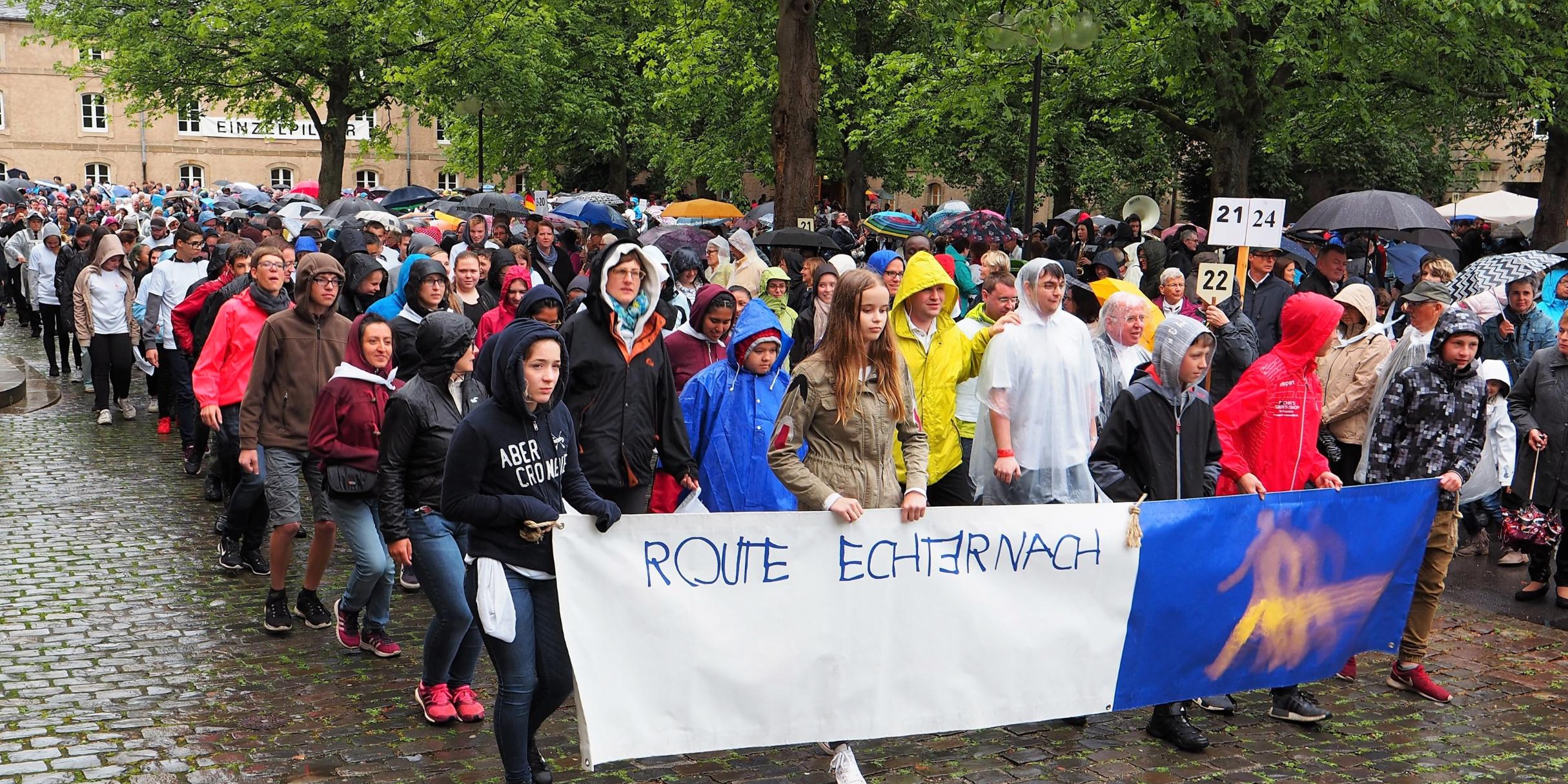 Die mehr als 300 Jugendlichen der Route Echternach machen sich wie 38 andere Gruppen im Sprungschritt auf den Prozessionsweg durch die Stadt.
