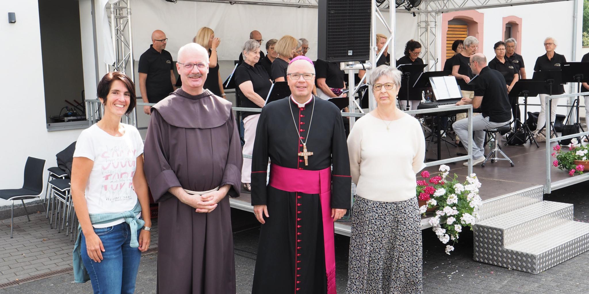 Beim Bernhardsfest: Bischof Dr. Stephan Ackermann (Zweiter von rechts) mit Christina Reinhard (Chorgemeinschaft St. Thomas, links), Pater Christoph Mingers (Direktor des Exerzitienhauses) und Claudia Winkler (Hausleiterin). Foto: Stefan Endres