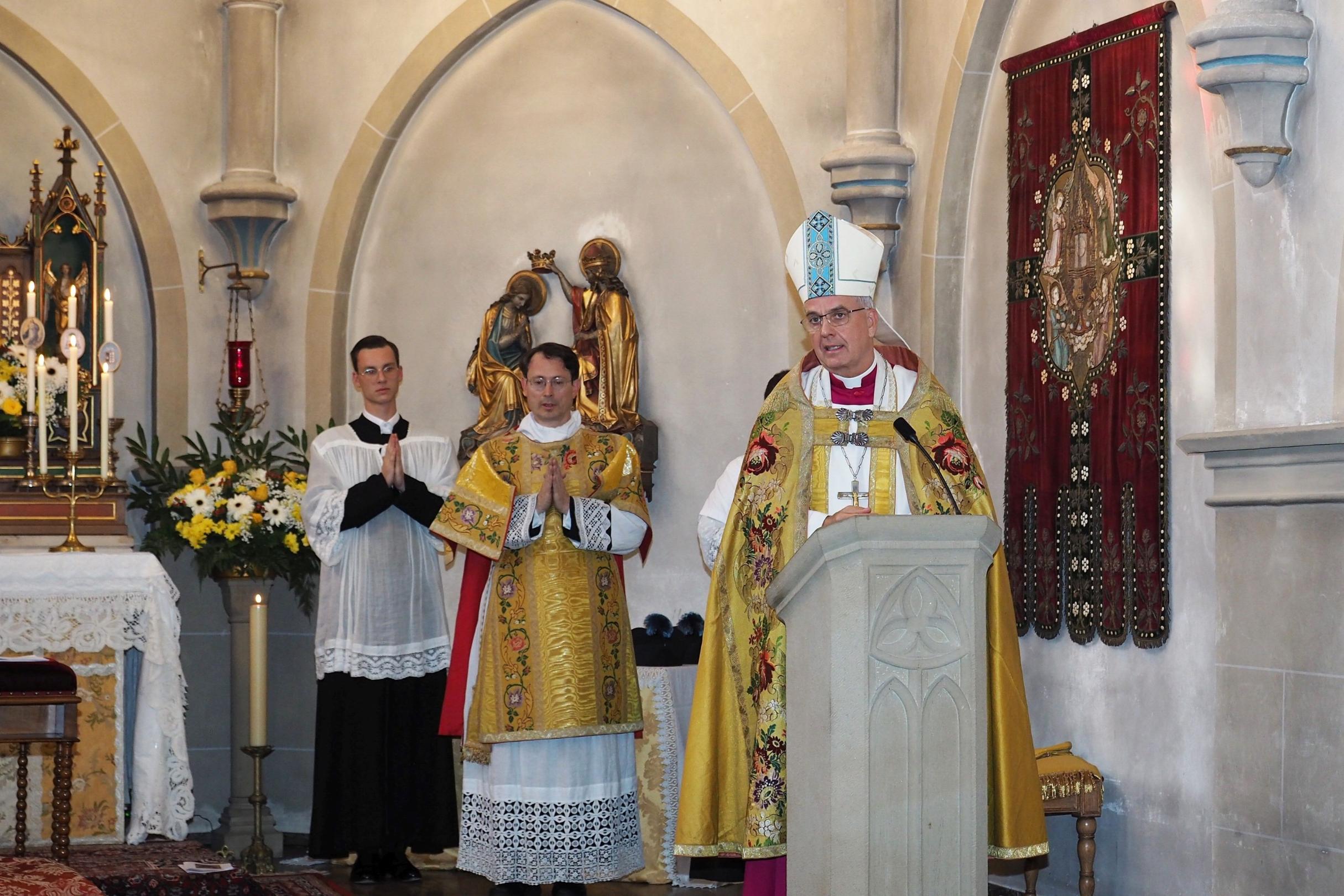 Weihbischof Jörg Michael Peters bei seiner Festpredigt in der Klosterkirche von Maria Engelport. Links daneben Prior Kanonikus Richard von Menshengen. (Foto: Stefan Endres)