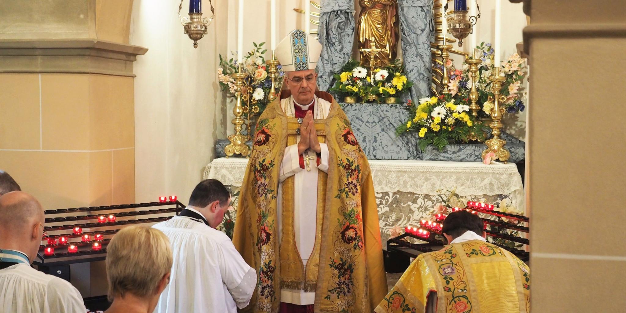 Weihbischof Jörg Michael Peters nach der Anbetung vor dem Gnadenaltar mit der Engelporter Madonna. (Foto: Stefan Endres)