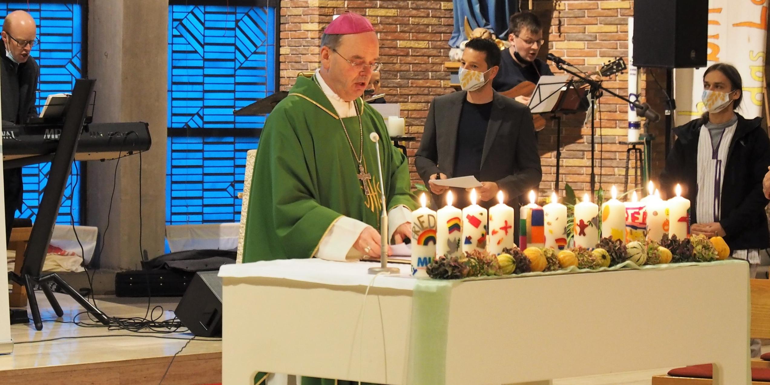 Gottesdienst am Altar der Jugendkirche MIA in Weiskirchen-Rappweiler mit Weihbischof Robert Brahm. Foto: Stefan Endres