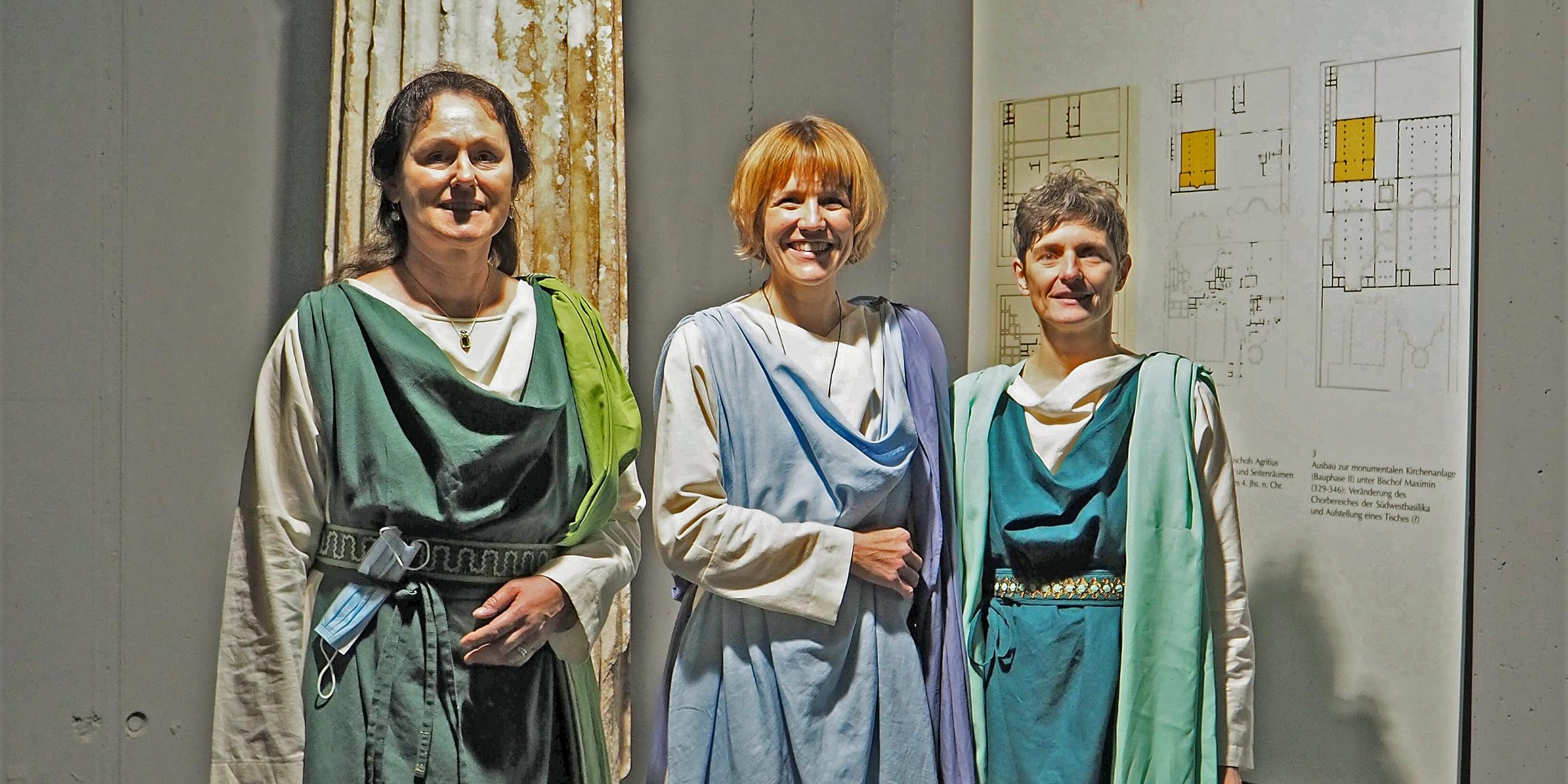 Führen künftig als „Aurelias“ durch die Ausgrabung: Eva Musser, Dr. Paula Kolz und Bettina Hein (von links). Nicht auf dem Bild und Vierte im Bunde ist Domführerin Ulrike Meyer-Moggia. (Fotos: Stefan Endres/Bistum Trier)