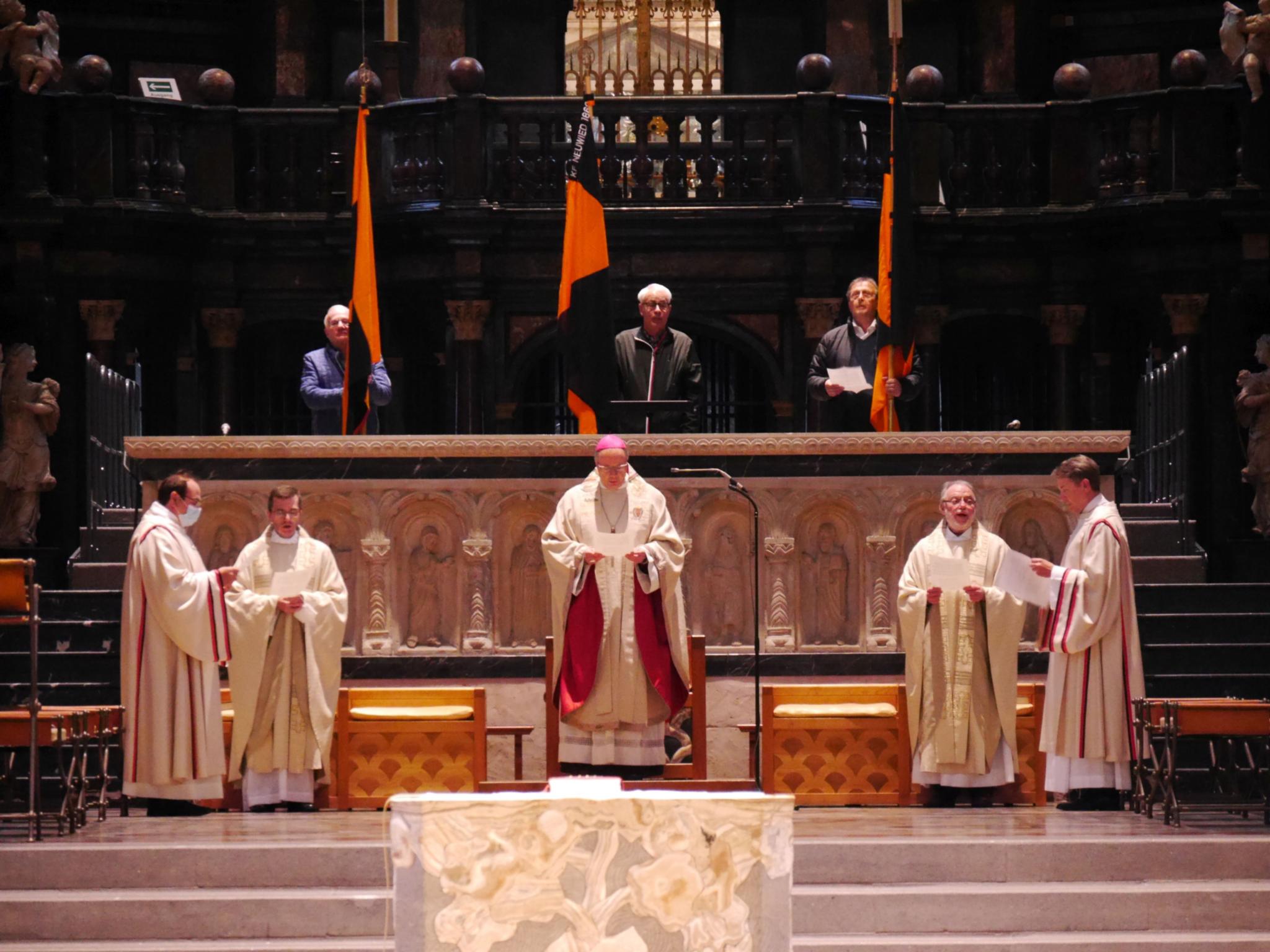 Bischof Ackermann (Mitte) und die Zelebranten Msgr. Ottmar Dillenburg (links) und Diözesanpräses Thomas Gerber (rechts) (Foto: Martina Wagner, Kolping Diözesanverband Trier)