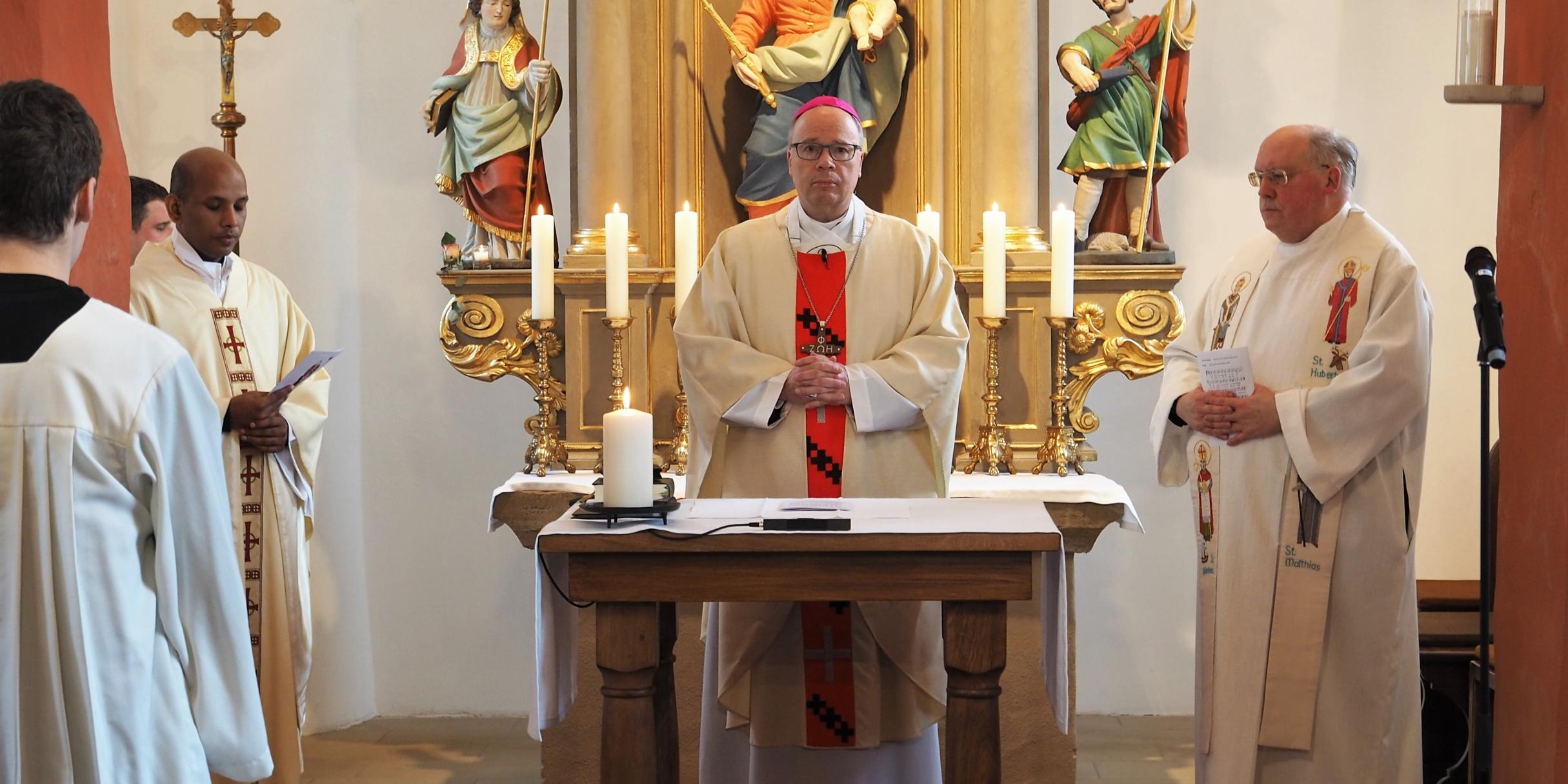Bischof Ackermann feiert den Gottesdienst am Silvestertag. Mit ihm am Altar sind der Ruhestandsgeistliche Pfarrer Frank-Oliver Hahn (rechts) und Kooperator Pater Bijeesh (links) Fotos: Stefan Endres/Bistum Trier