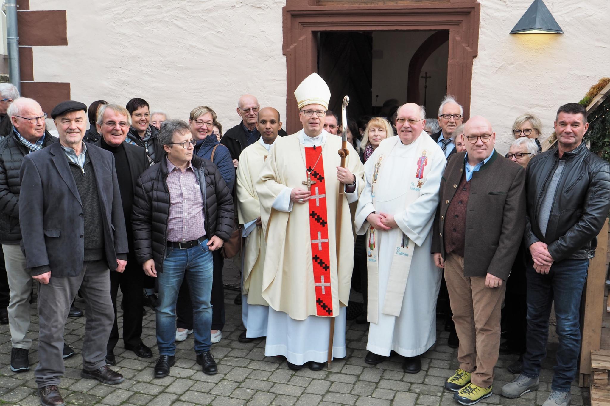 Bischof Dr. Stephan Ackermann mit den Konzelebranten und einigen der zahlreichen Unterstützerinnen und Unterstützer während der elfmonatigen Renovierung.