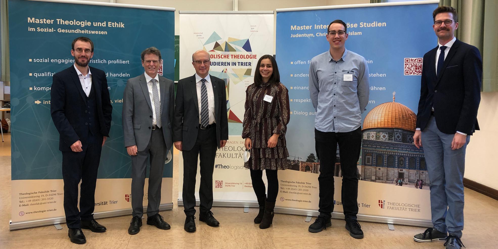 v.l.n.r. Prof. Ingo Proft, Prof. Bernhard Schneider, Rektor Prof. Johannes Brantl, Pauline Adams, Patrick Baum (beide AStA), Dr. Dennis Halft (Foto: Inge Hülpes/Bistum Trier)