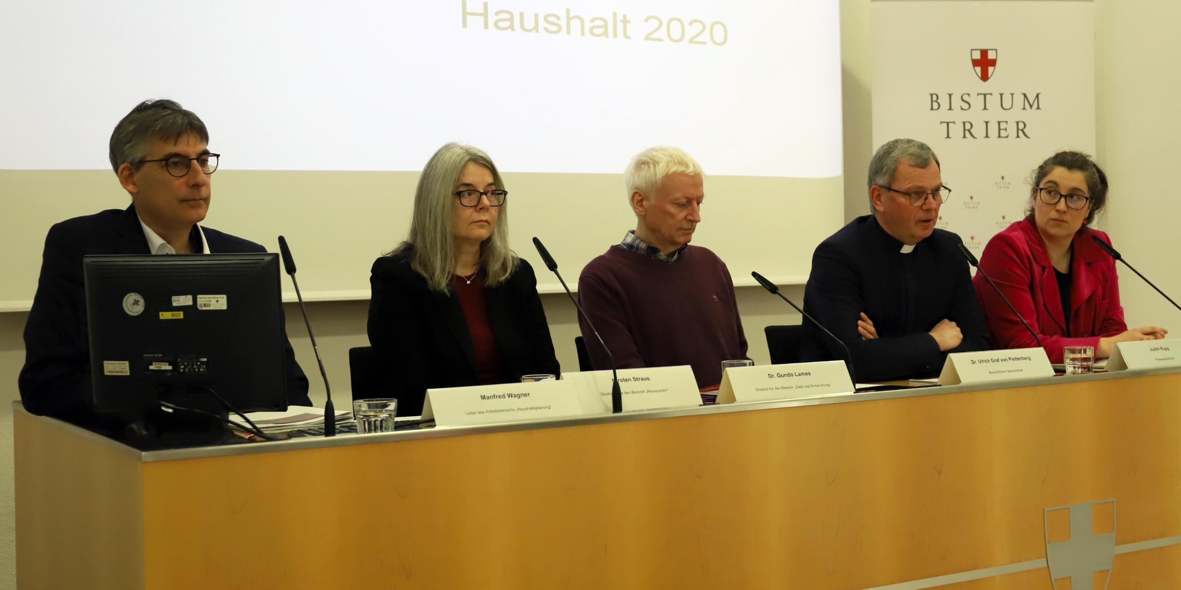 Manfred Wagner, Leiter des Arbeitsbereichs Haushaltsplanung, Kirsten Straus, Direktorin für den Bereich Ressourcen, Dr. Gundo Lames, Direktor für den Bereich Ziele und Entwicklung, Generalvikar Dr. Ulrich Graf von Plettenberg und Judith Rupp, Pressesprecherin (vlnr.)