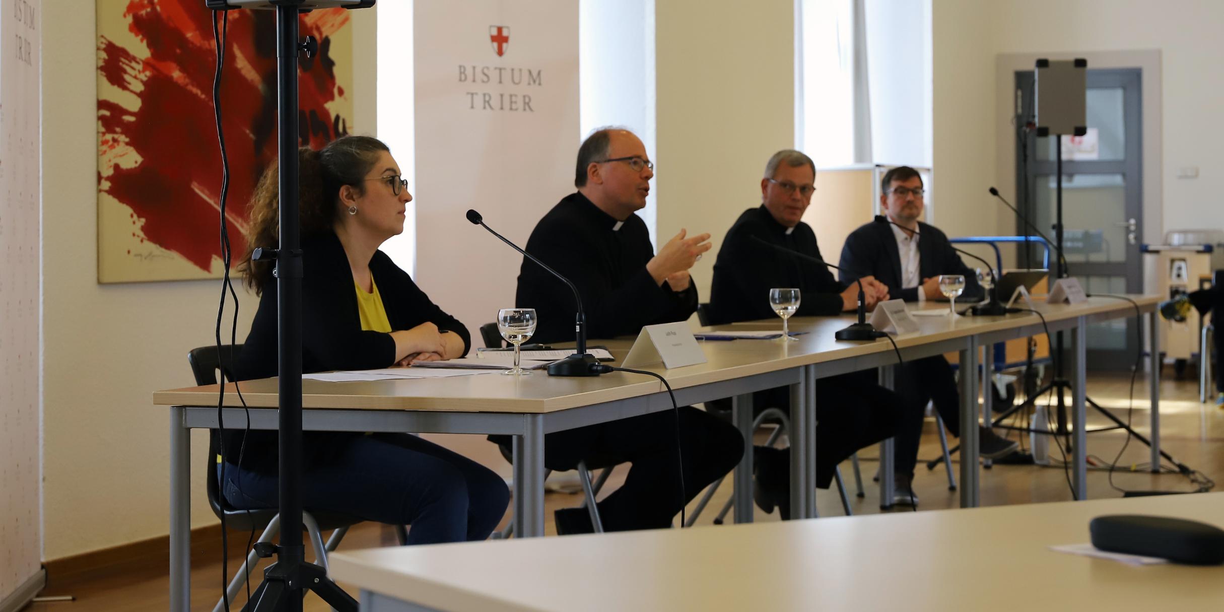 Pressekonferenz am 20. Juni 2020: v.l.n.r.: Pressesprecherin Judith Rupp, Bischof Dr. Stephan Ackermann, Generalvikar Dr. Ulrich Graf von Plettenberg und der Leiter der Stabsstelle 'Umsetzung der Synodenergebnisse', Christian Heckmann.
