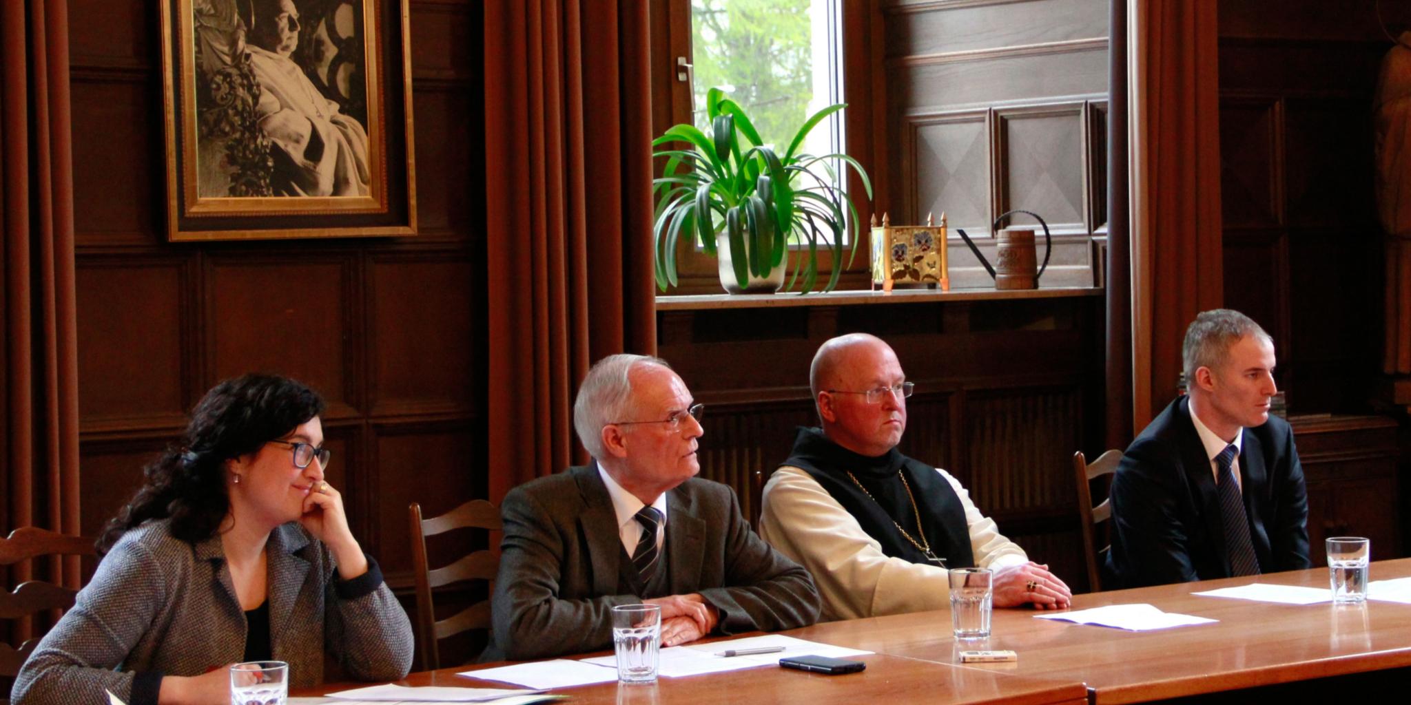 Prof. Reinhold Bohlen für das Bistum Trier, der emeritierte Abt von Himmerod, Pater Dr. Johannes Müller, und Bürgermeister Dennis Junk für den Förderverein von Himmerod (vlnr) äußerten sich zur Zukunft der Abteil Himmerod (ganz links im Bild Pressesprecherin Judith Rupp).