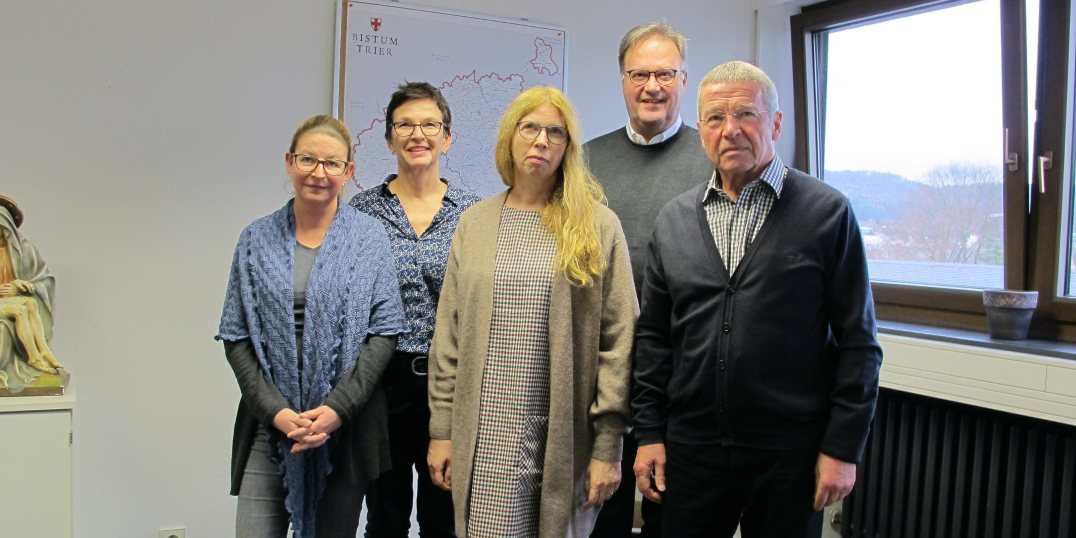 Der Vergabeausschuss der Aktion Arbeit. Von links: Susanne Kramer, Dekanatsreferentin in Merzig, Andrea Steyven, Geschäftsführerin der Aktion Arbeit, Dr. Martina Messan, Referentin für Grundsatzfragen und Arbeitsmarktpolitik im Diözesanen Caritasverband, Domvikar Dr. Hans Günther Ullrich, Bischöflicher Beauftragter für die Aktion Arbeit und Karl-Heinz Ney, Vorsitzender der Trierer Initiative für Arbeitslose (TINA e.V.).