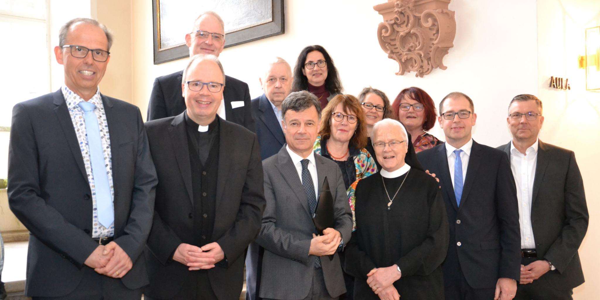 25 Jahre Palliativstation im Klinikum Mutterhaus feierten Mitarbeiter und Freunde des Klinikums mit Vertretern aus Stadt und Bistum mit einem Festakt in der Promotionsaula des Bischöflichen Priesterseminars Trier. Foto: Bettina Leuchtenberg