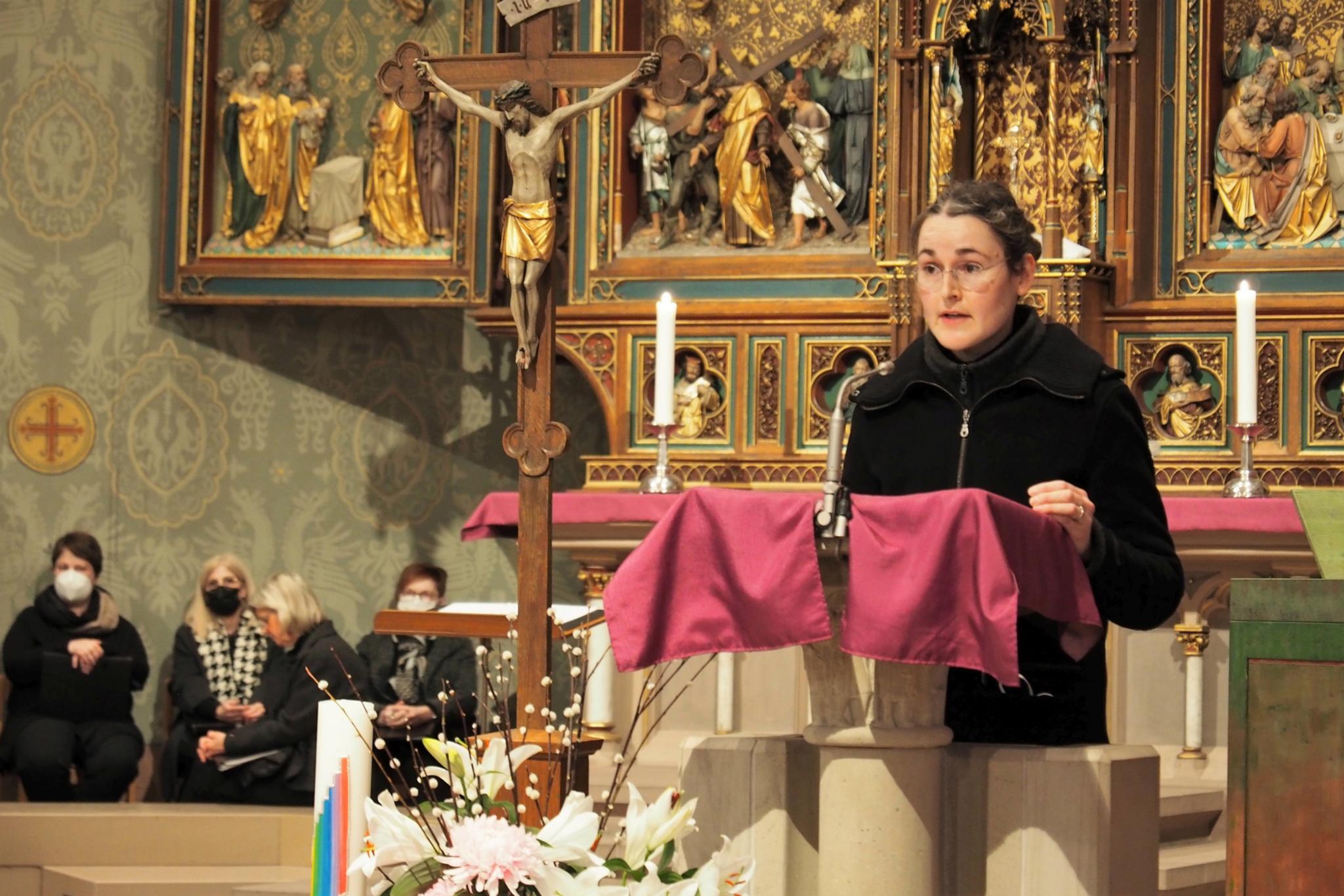 Leitungsteam-Mitglied Susanne Münch-Kutscheid blickt auf die beiden Heiligen Franz und Klara von Assisi, die Paten des Projekts „Mit Franz und Clara unterwegs“.