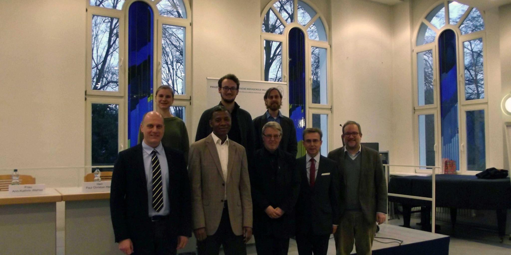 (untere Reihe v.l.n.r.): Thomas Berenz (Trier), Albert Alhanda (Vallendar), Prof. Dr. Paul Rheinbay SAC (PTHV), Prof. Dr. Thomas Elßner (PTHV), Prof. Dr. Dr. Holger Zaborowski (PTHV); (obere Reihe, v.l.n.r.): Kathrin Wehse und Paul Christian Heck (beide Mainz), Daniel Steiger (Koblenz)/ Foto: Fein/PTHV